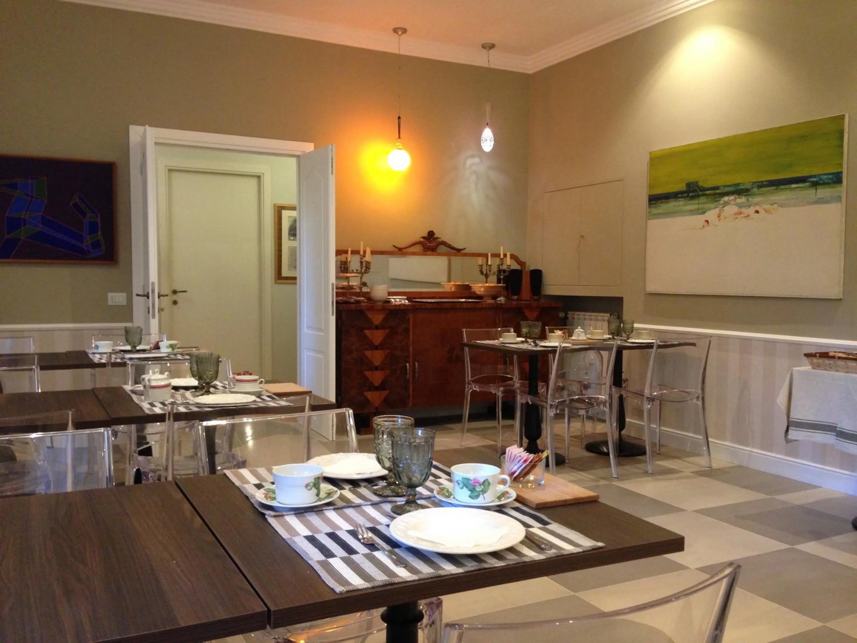 Restaurant/places to eat in Villa Abbamer