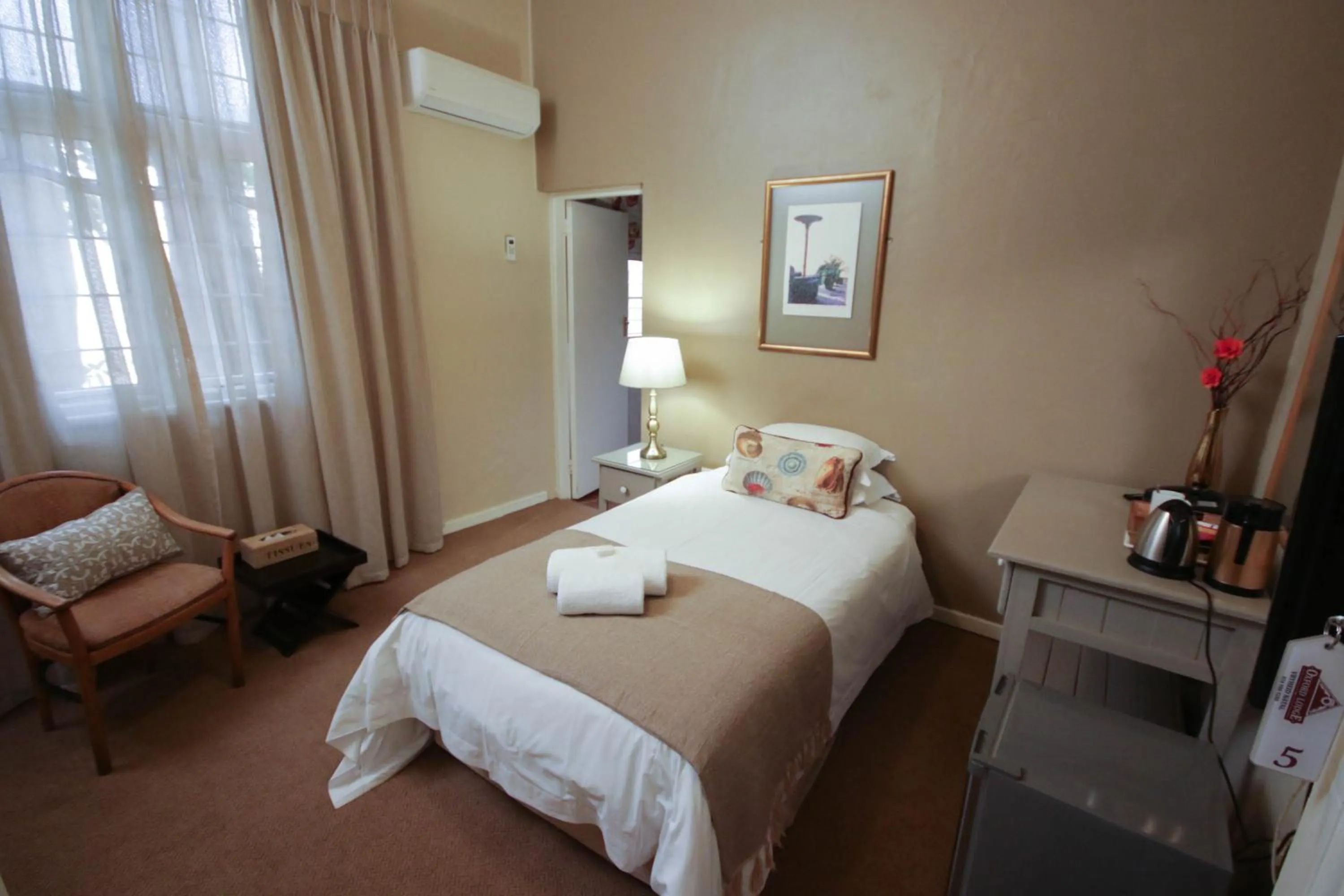 Bedroom, Bed in Oxford Lodge Vryheid