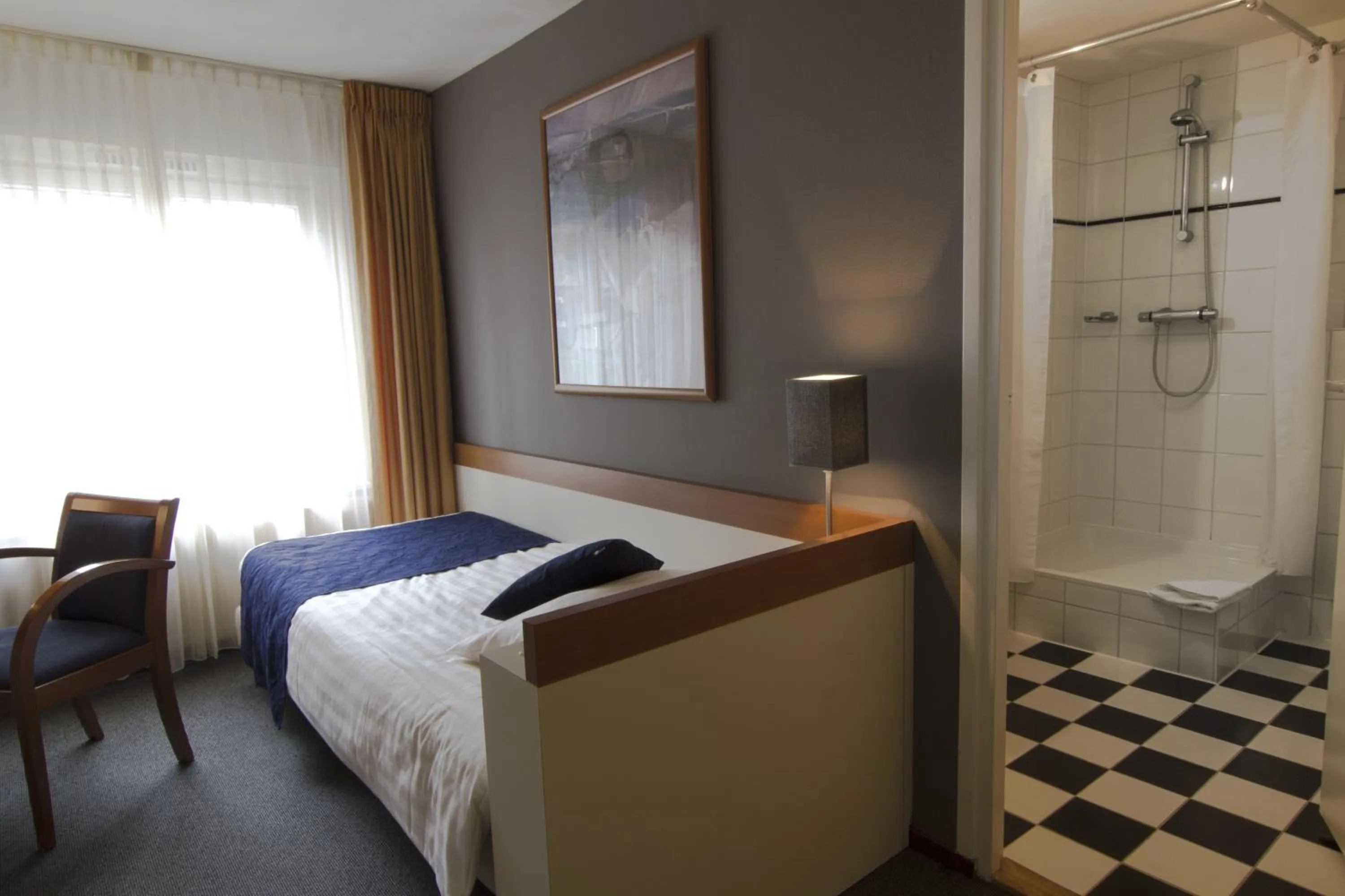 Shower, Bed in Hotel Boer Goossens