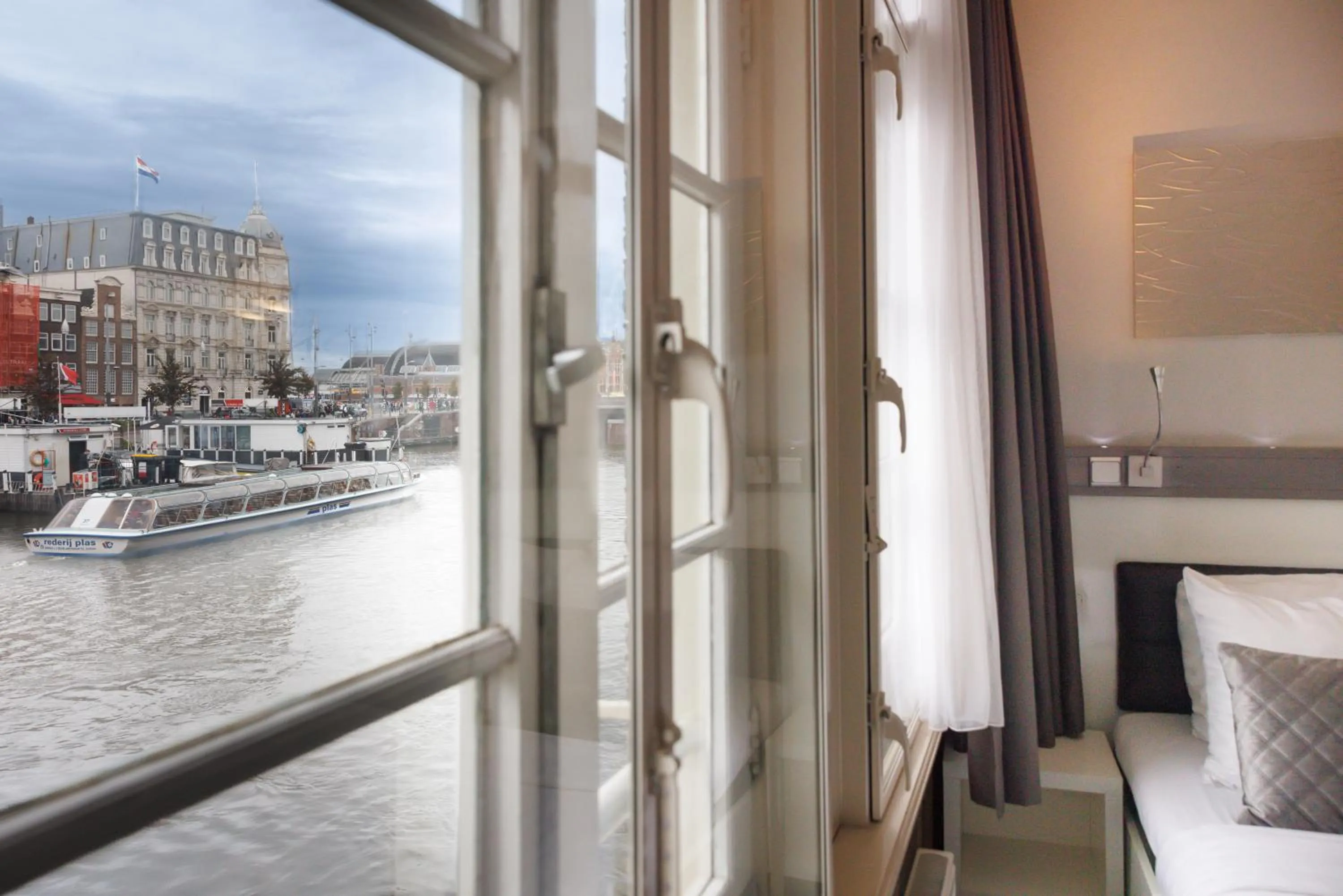 View (from property/room), Bed in Hotel CC