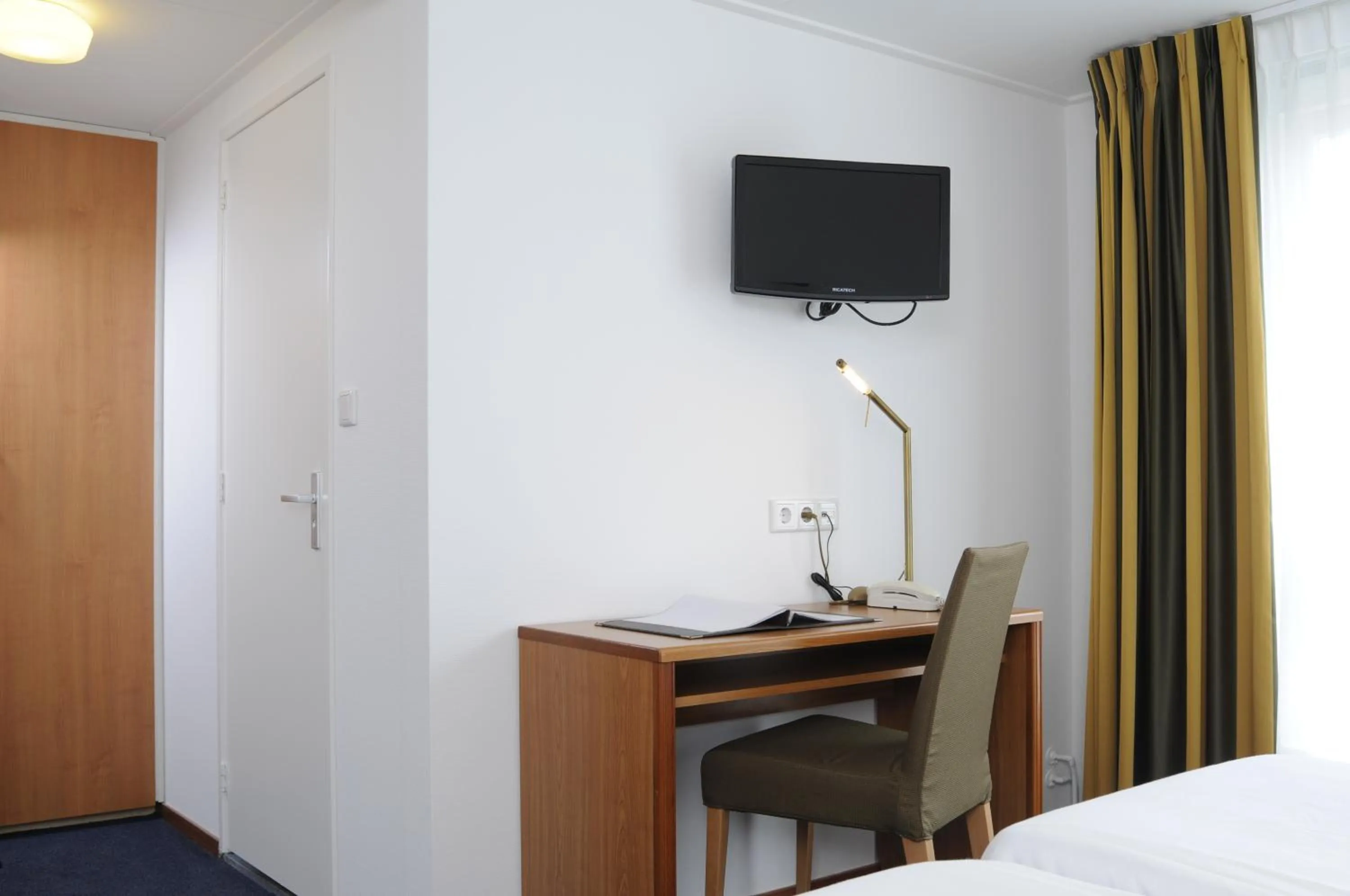 Photo of the whole room, Bed in Hotel de Burg