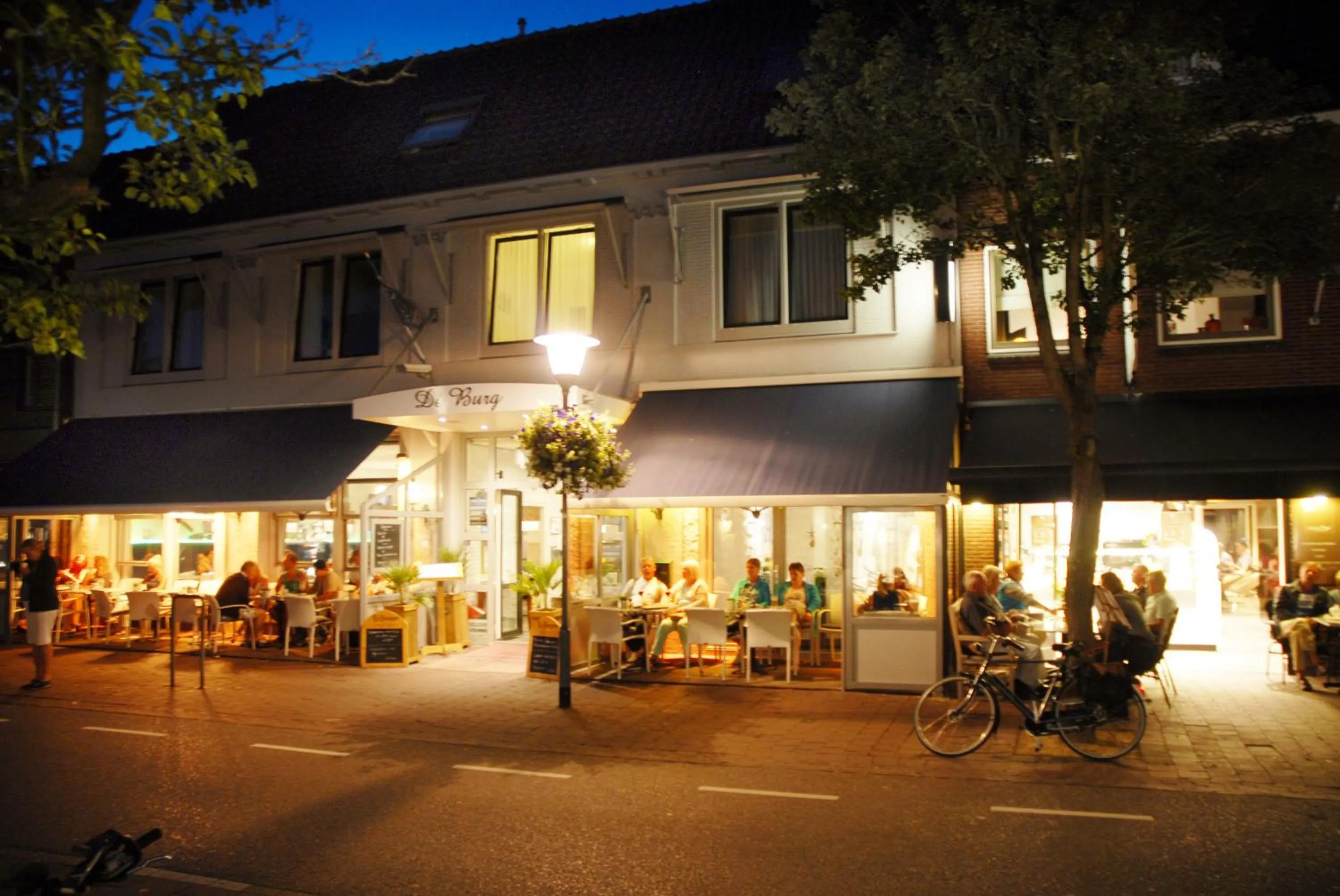 Restaurant/places to eat in Hotel de Burg