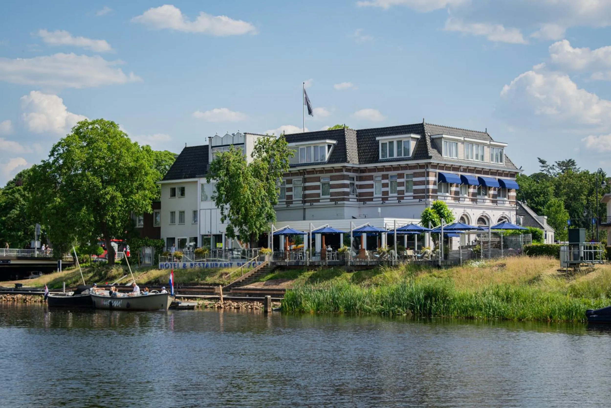 Property building in De Zon Hotel & Restaurant by Flow