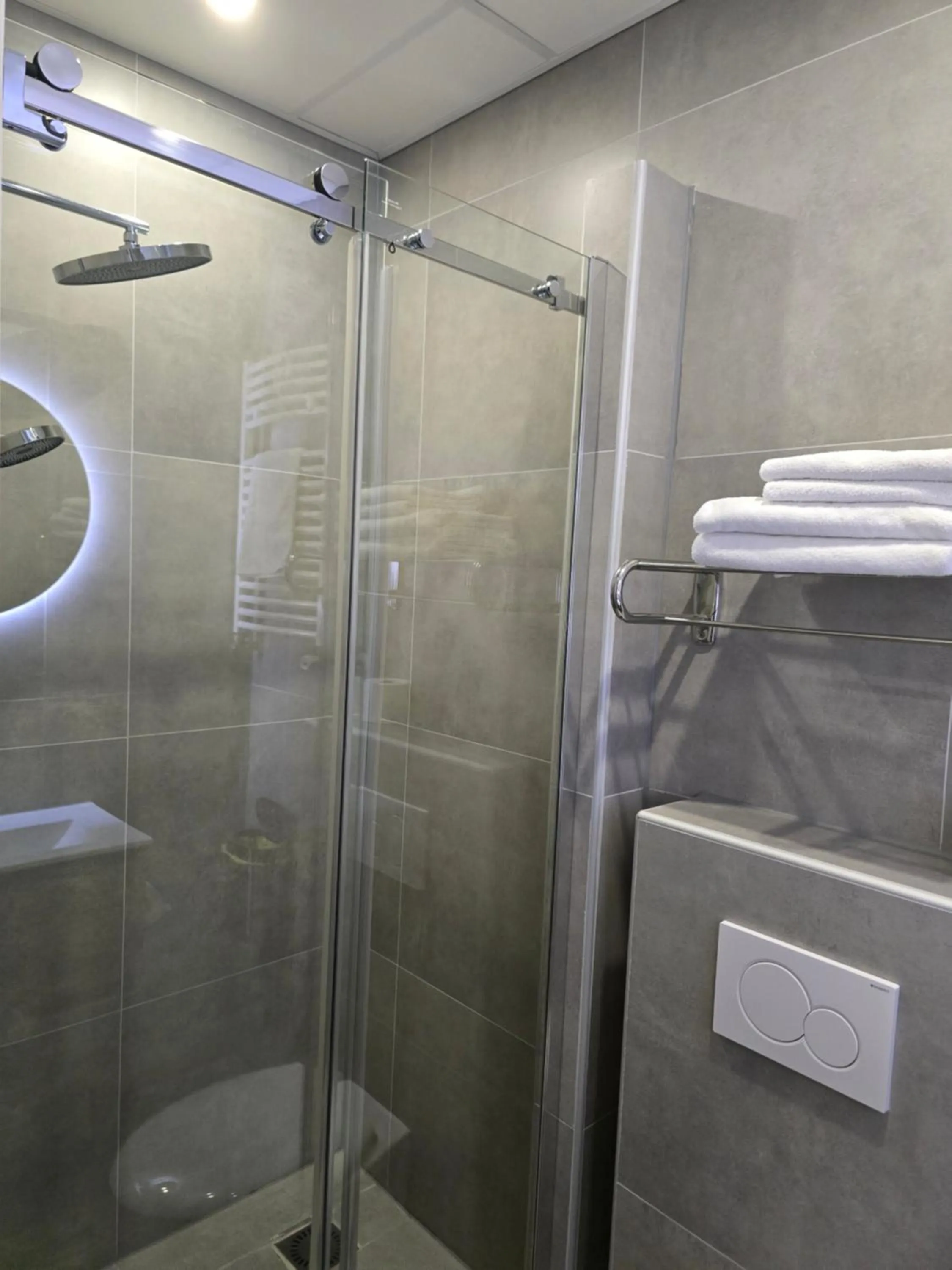 Shower in Hotel Port