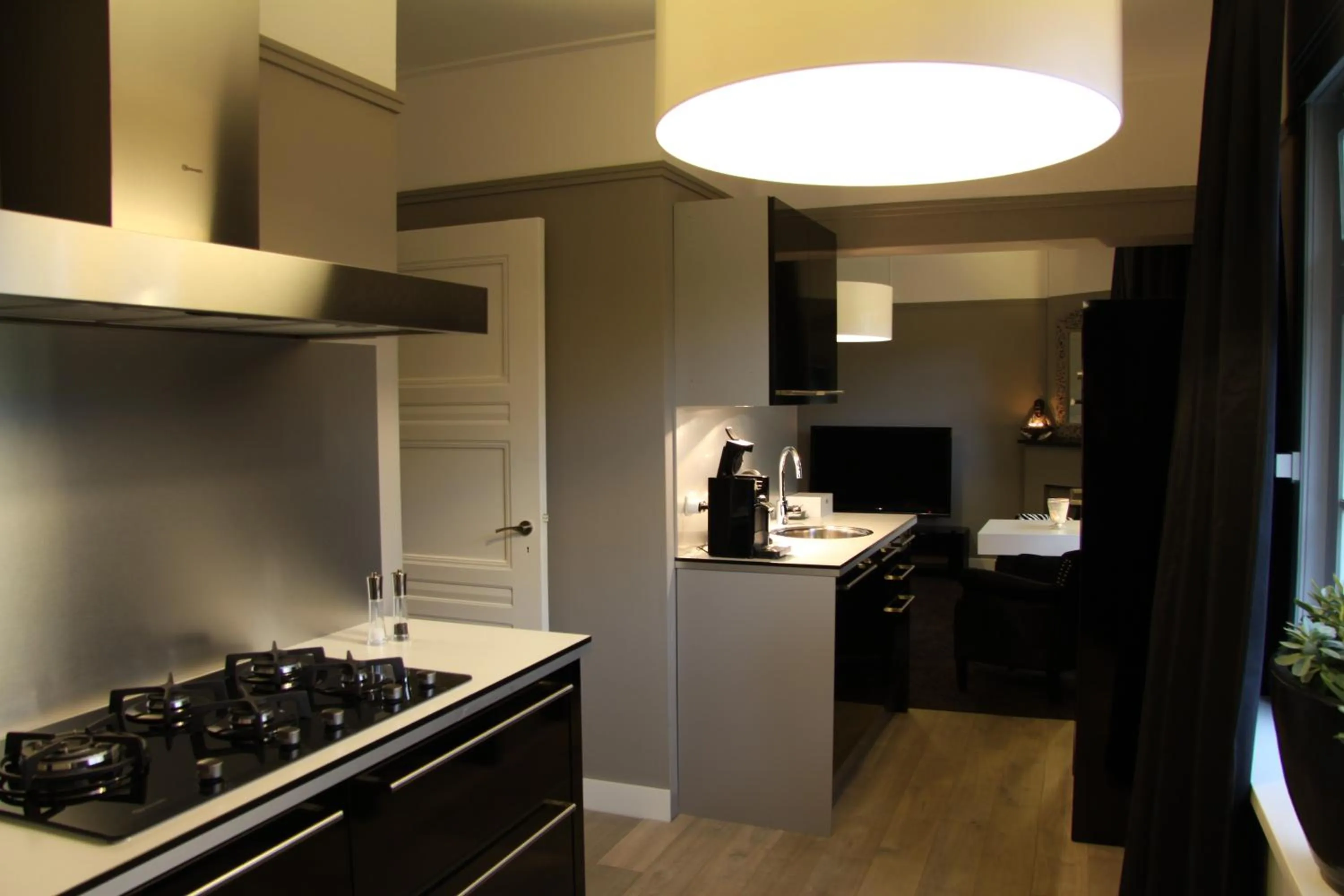 Kitchen or kitchenette in Hotel Huis van Bewaring - Bijzonder boutique hotel in historisch pand