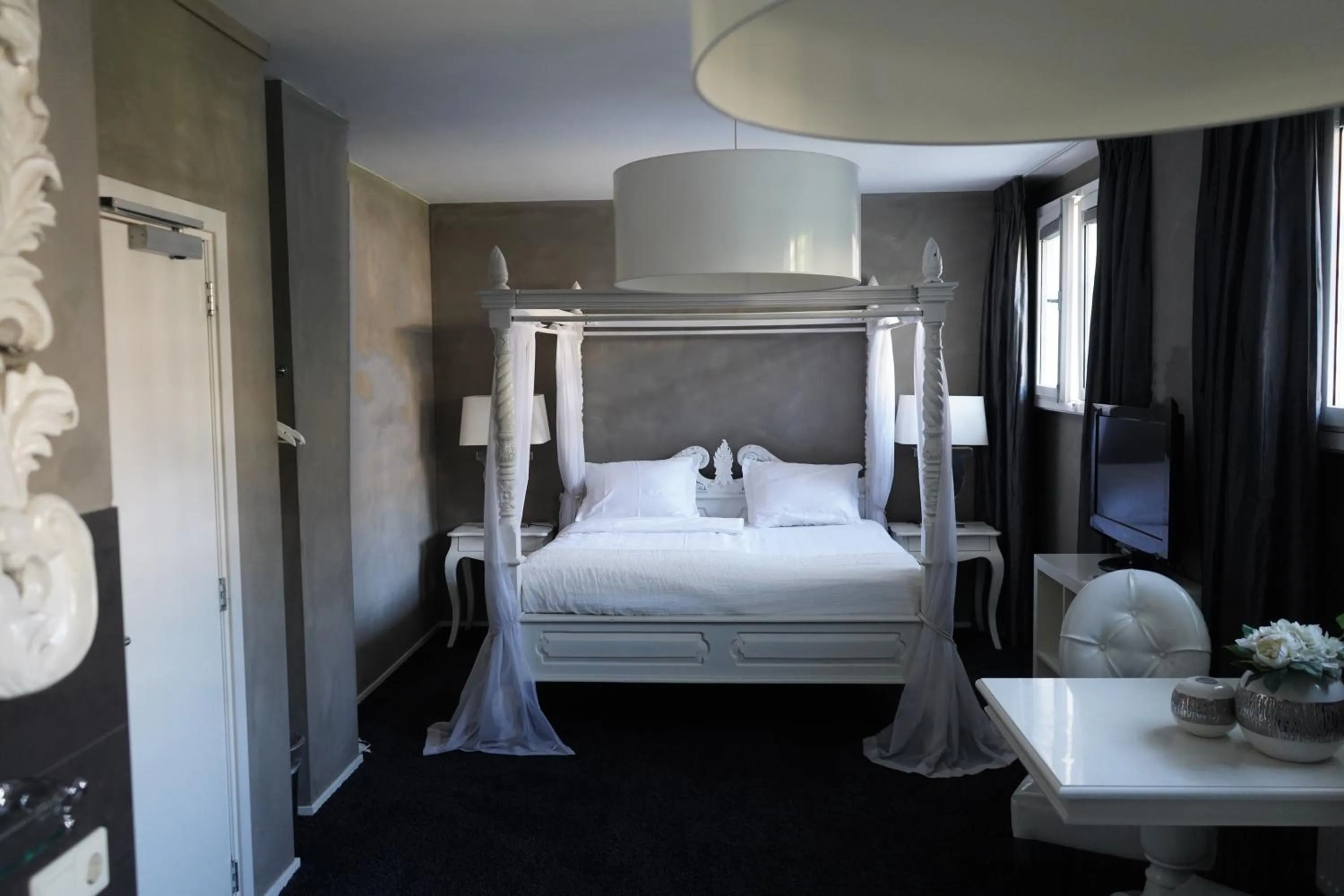 Bed in Hotel Huis van Bewaring - Bijzonder boutique hotel in historisch pand