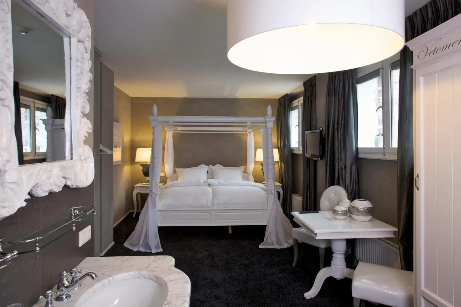 Bed in Hotel Huis van Bewaring - Bijzonder boutique hotel in historisch pand
