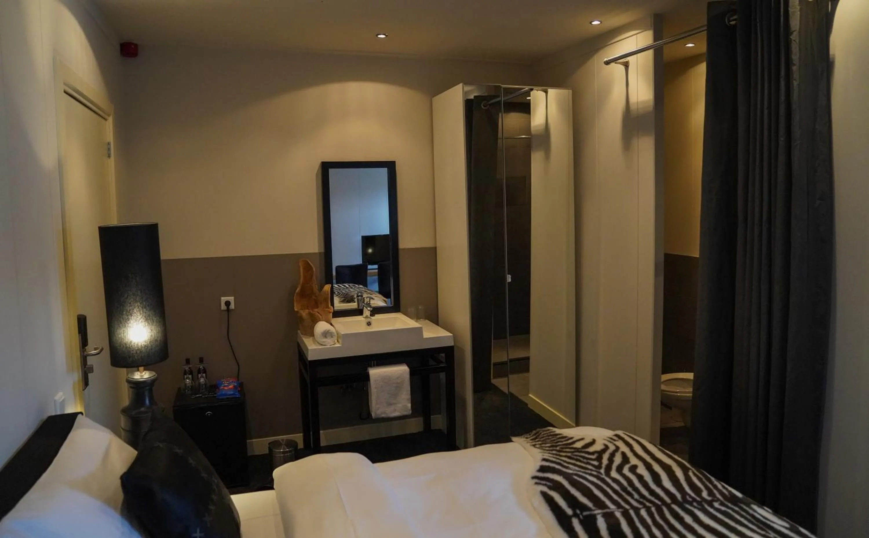 Bed in Hotel Huis van Bewaring - Bijzonder boutique hotel in historisch pand