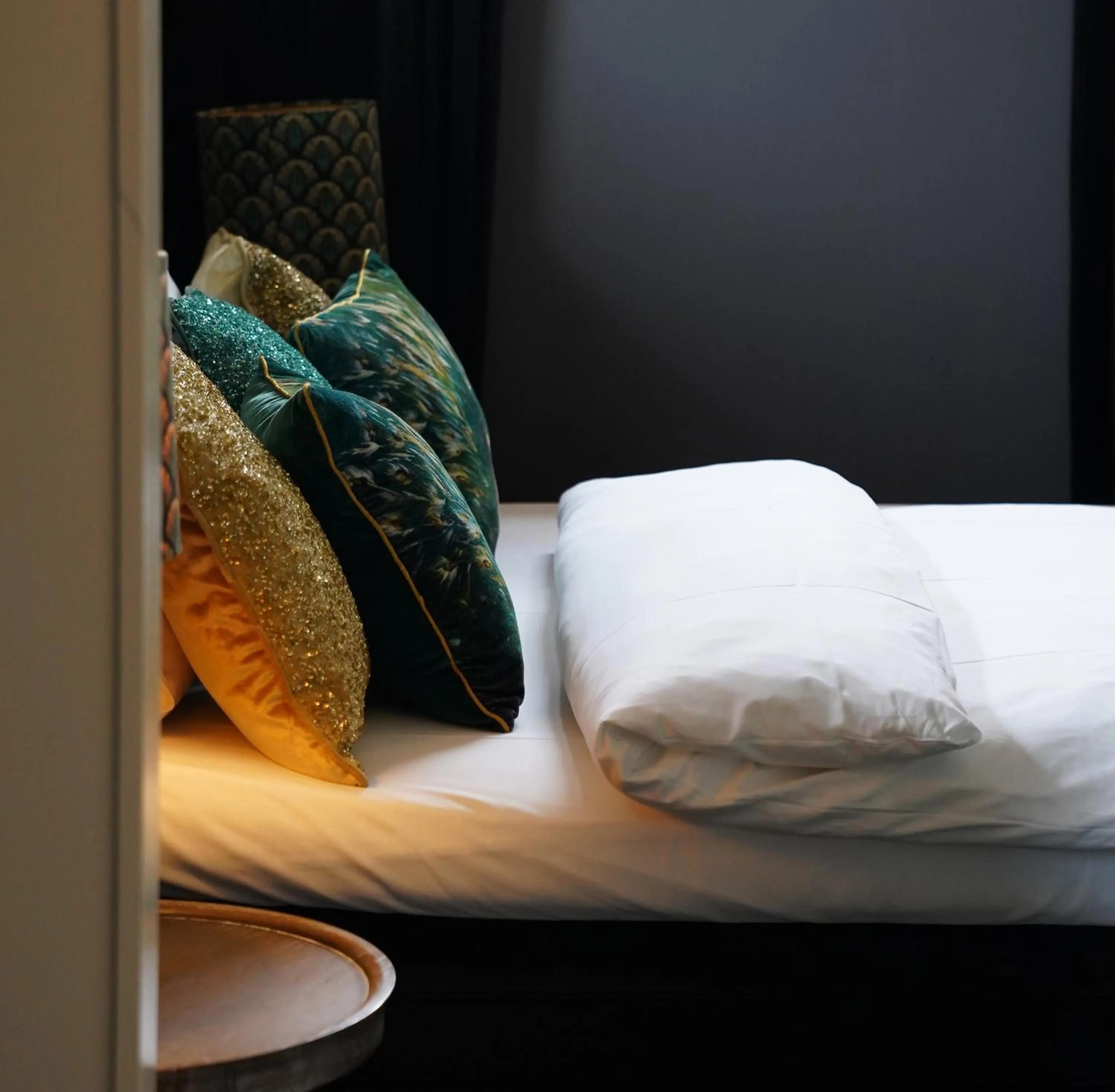 Bed in Hotel Huis van Bewaring - Bijzonder boutique hotel in historisch pand
