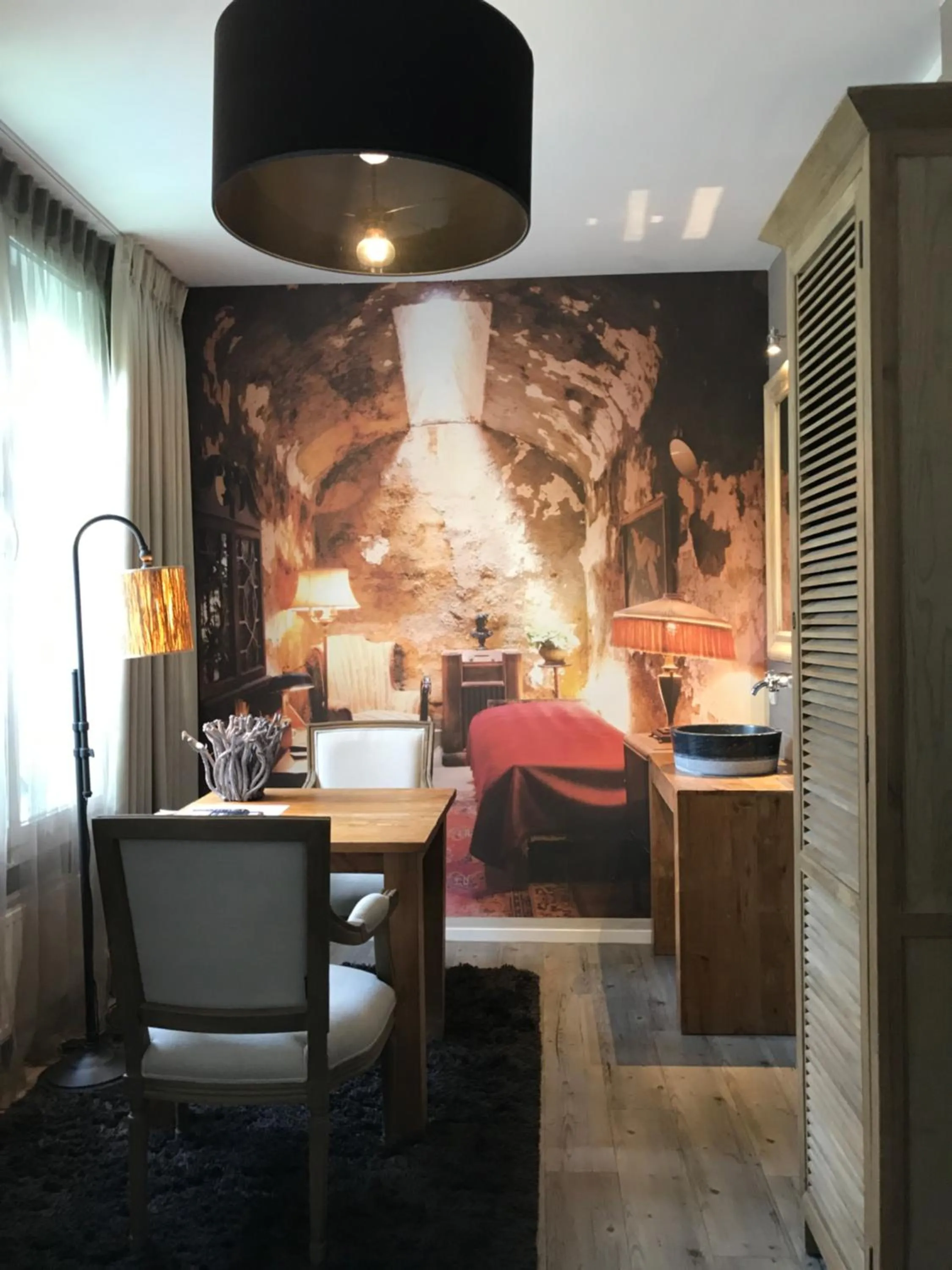 Dining area, Bed in Hotel Huis van Bewaring - Bijzonder boutique hotel in historisch pand