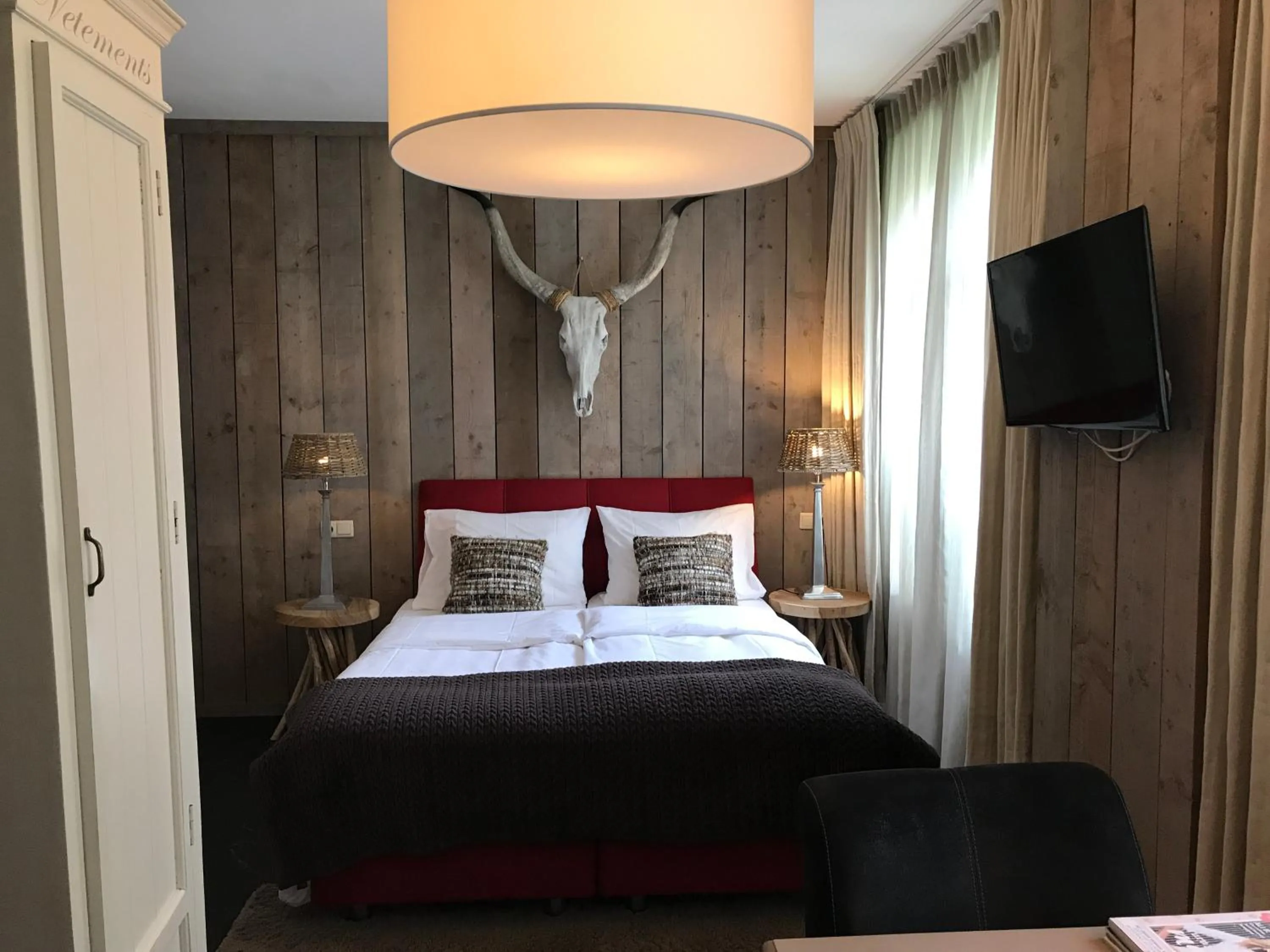 Bed in Hotel Huis van Bewaring - Bijzonder boutique hotel in historisch pand