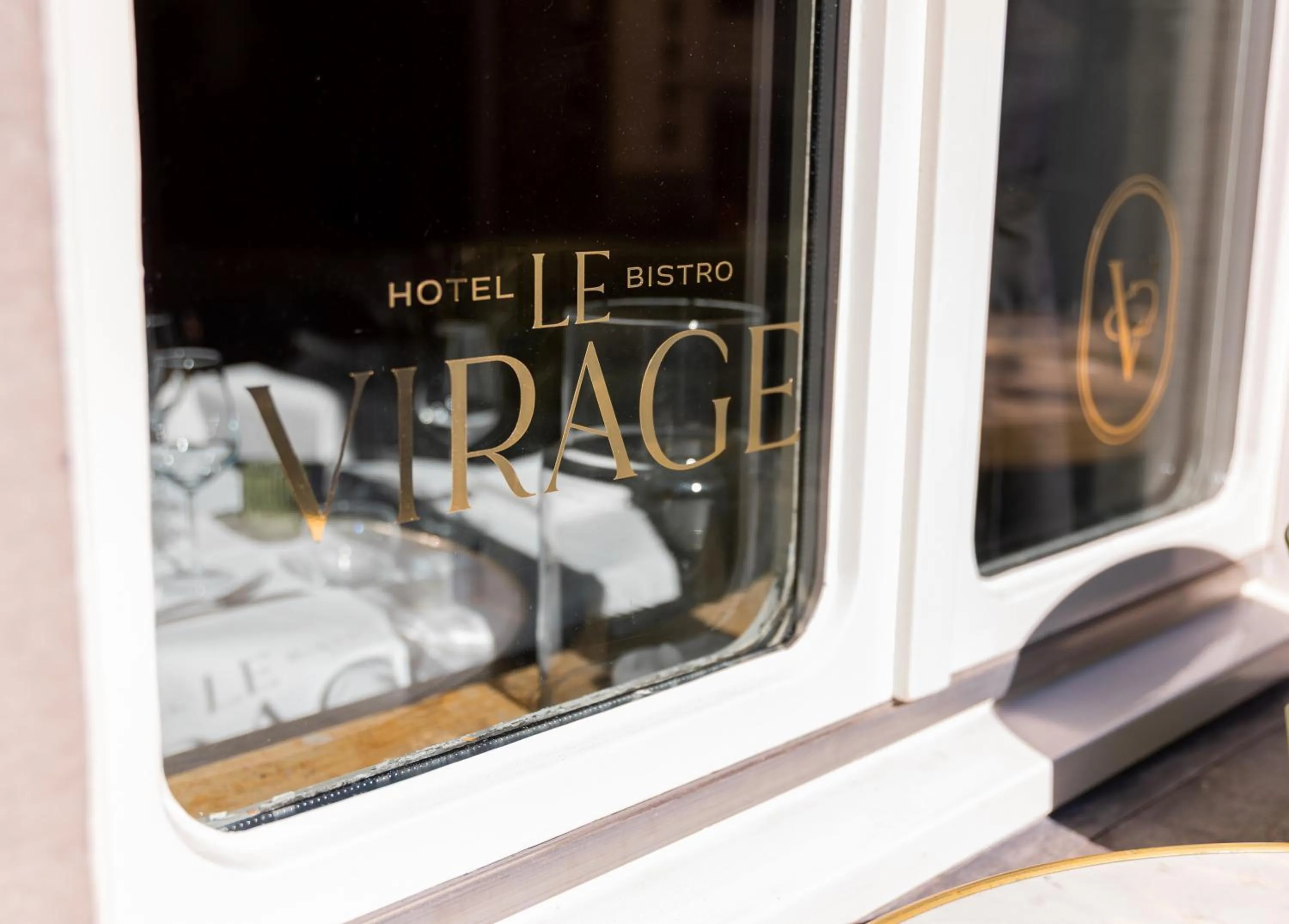 Text overlay in Le Virage bistro en hotel
