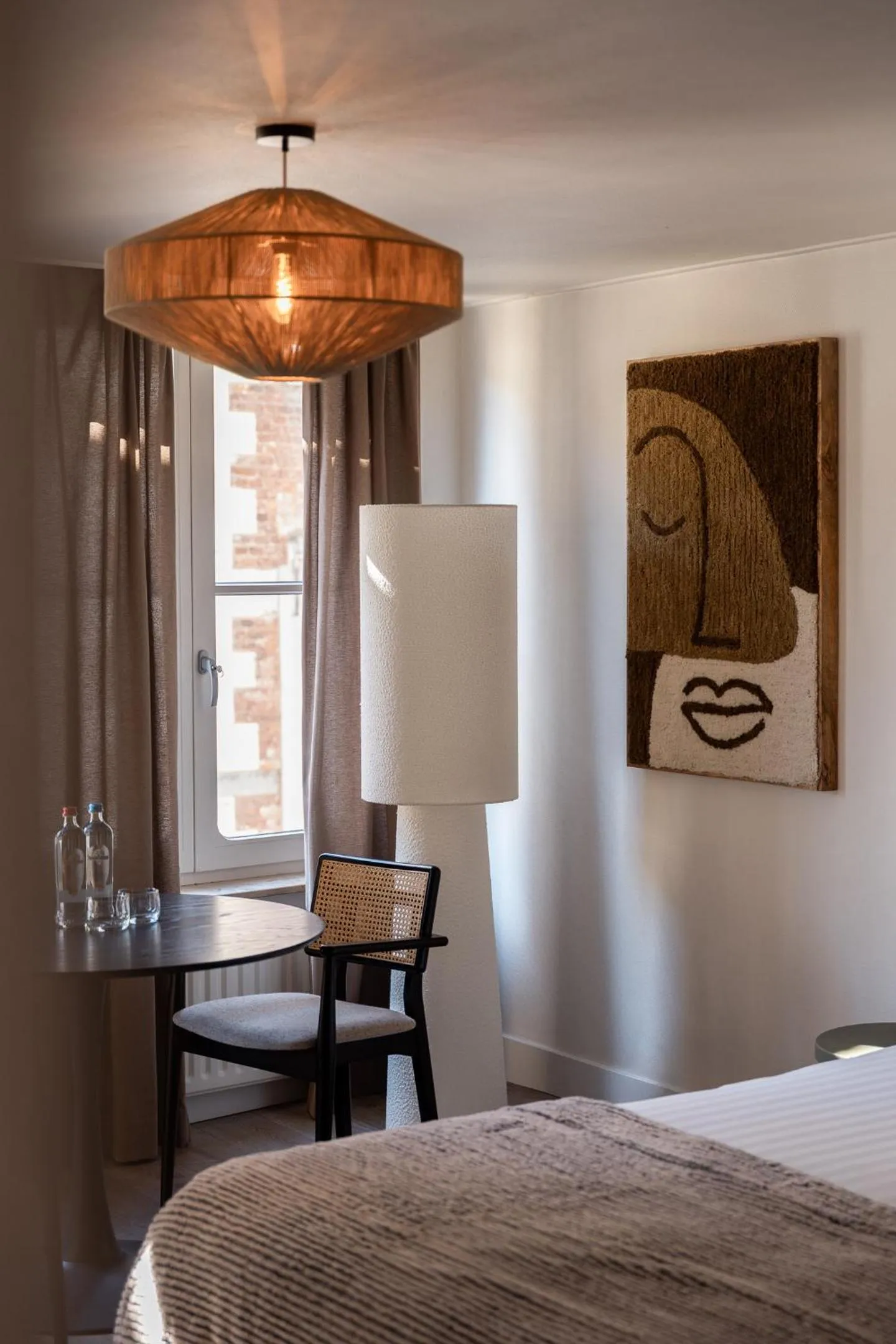 Living room, Bed in Le Virage bistro en hotel