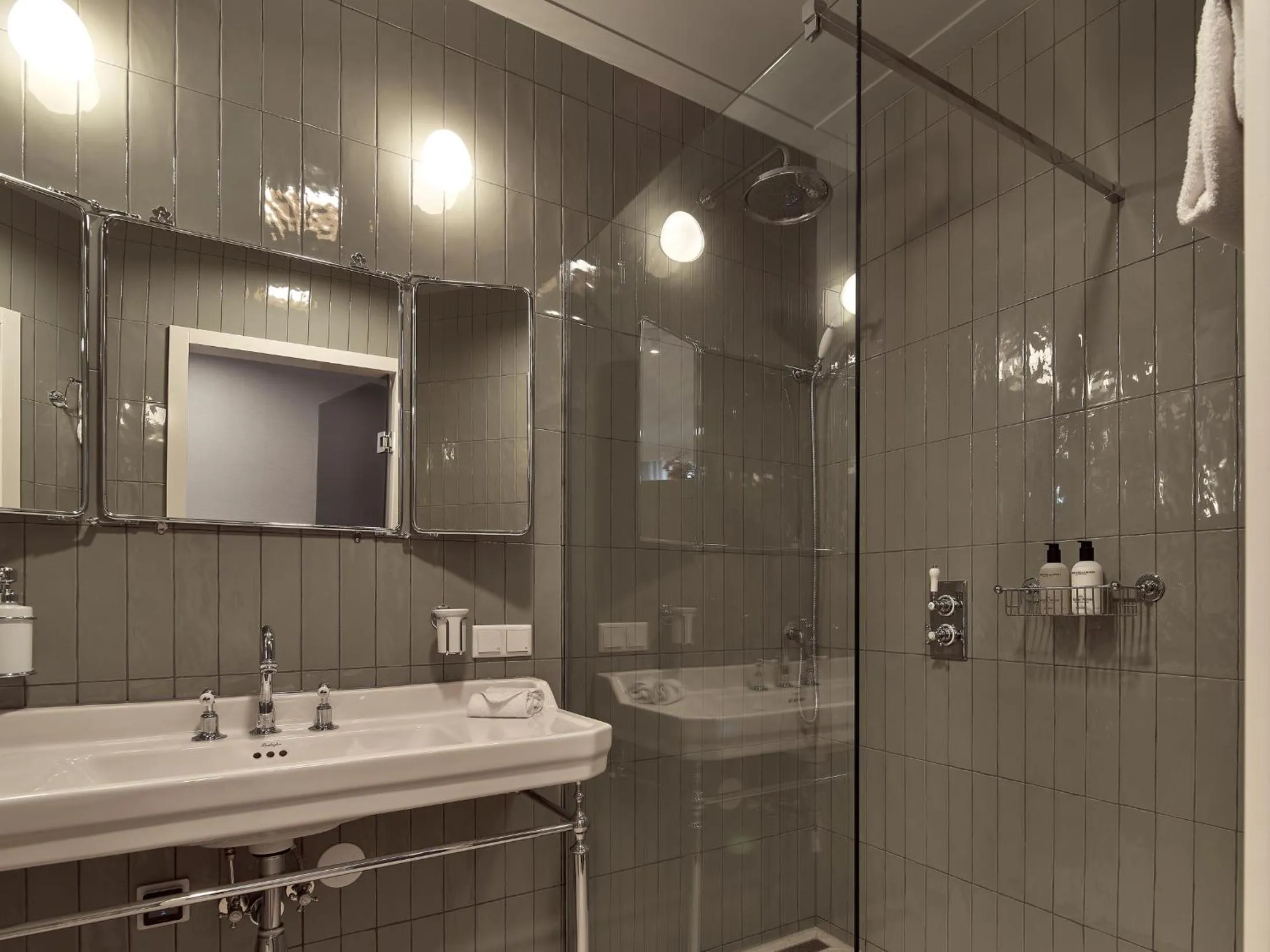 Shower in Good Seasons Hotel Den Bosch