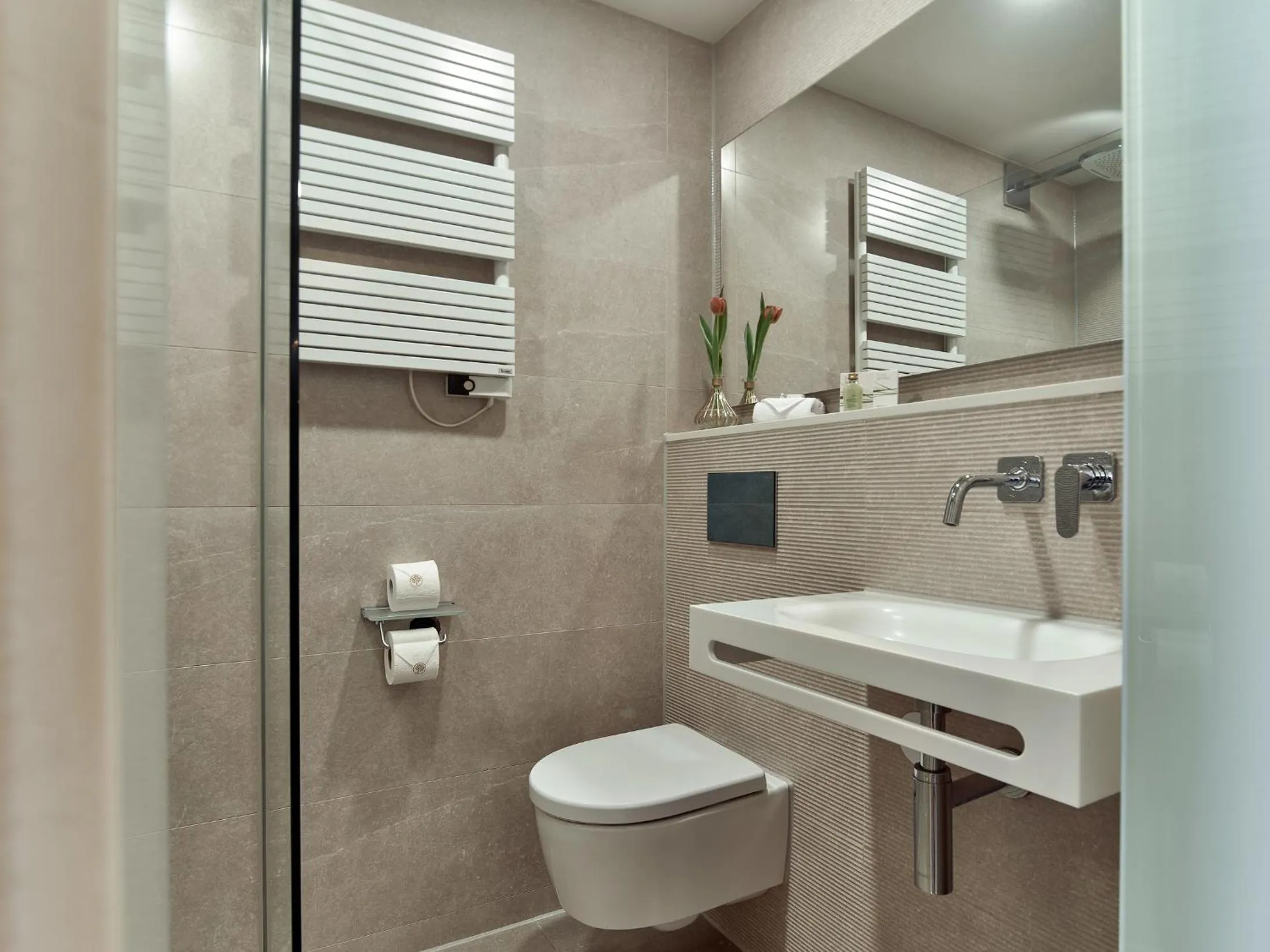 Shower in Good Seasons Hotel Den Bosch