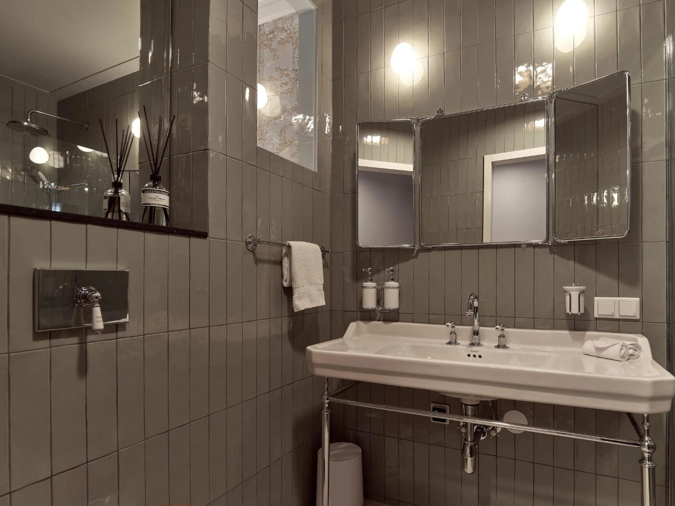 Shower in Good Seasons Hotel Den Bosch