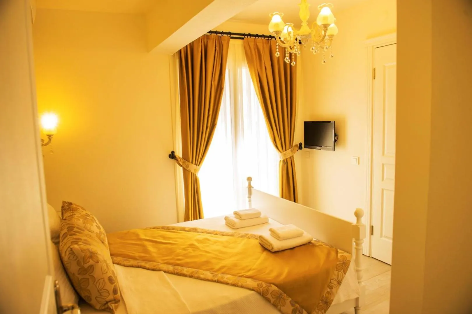 TV and multimedia, Bed in Selin Hotel