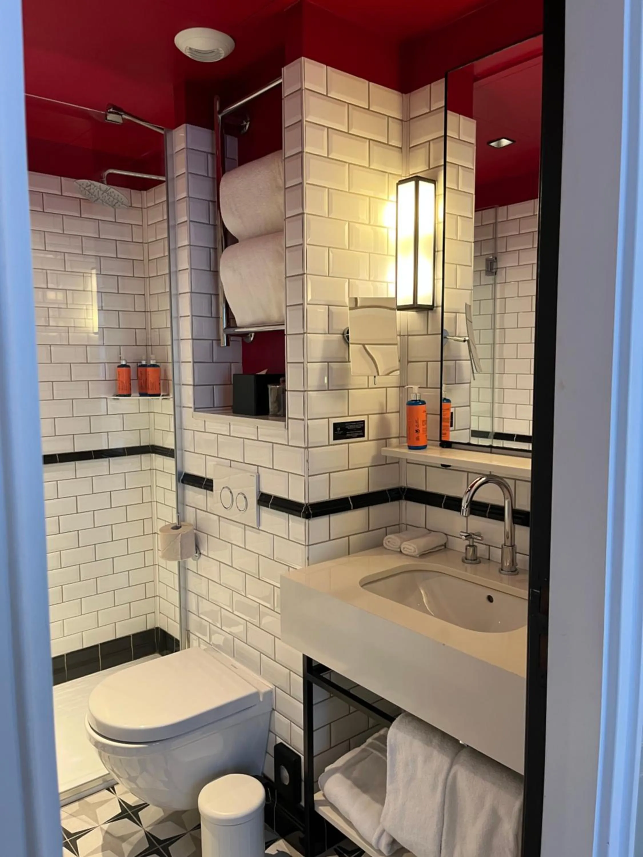 Shower in Hôtel Adèle & Jules