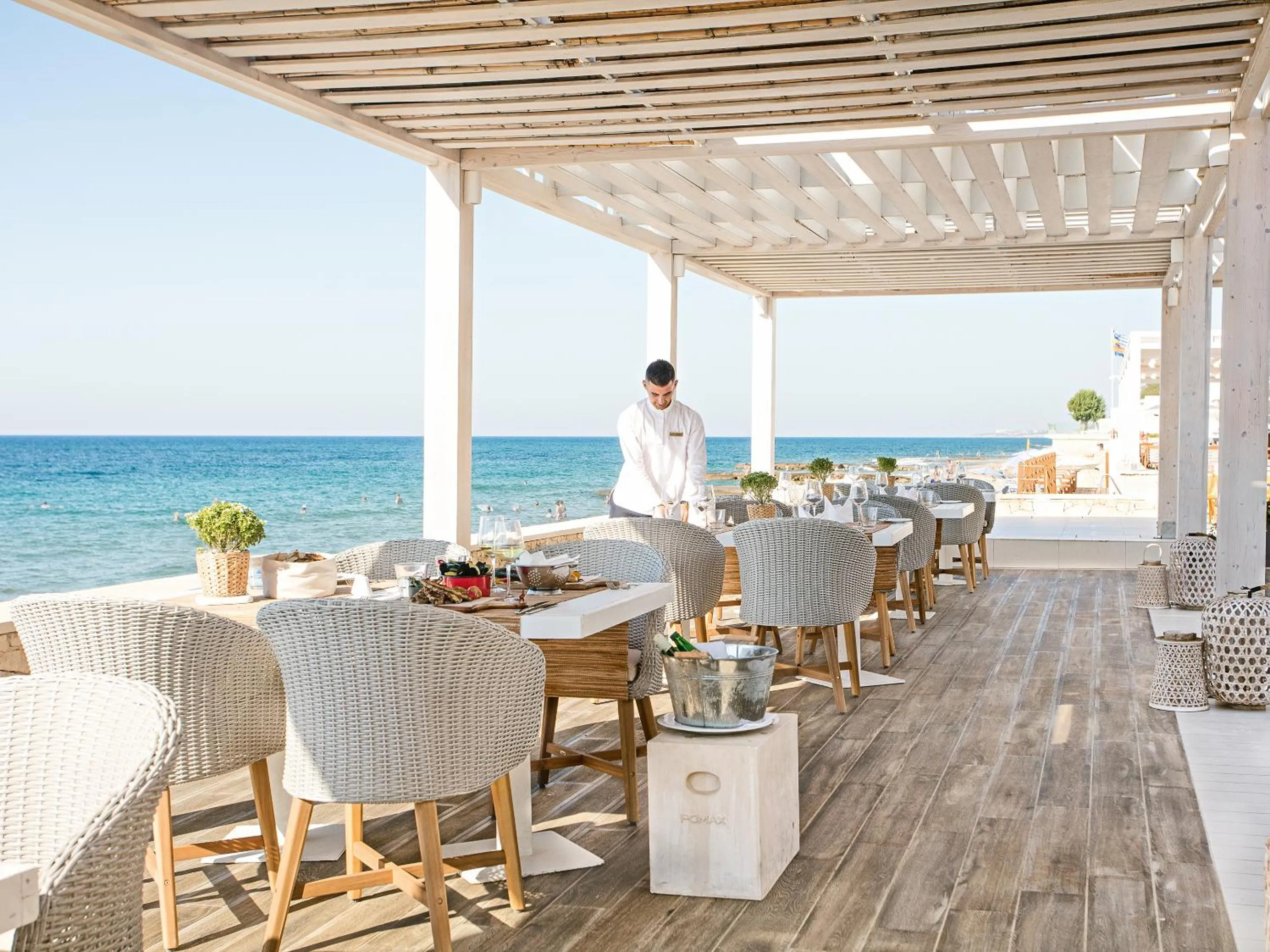 Restaurant/places to eat in Grecotel LUXME White
