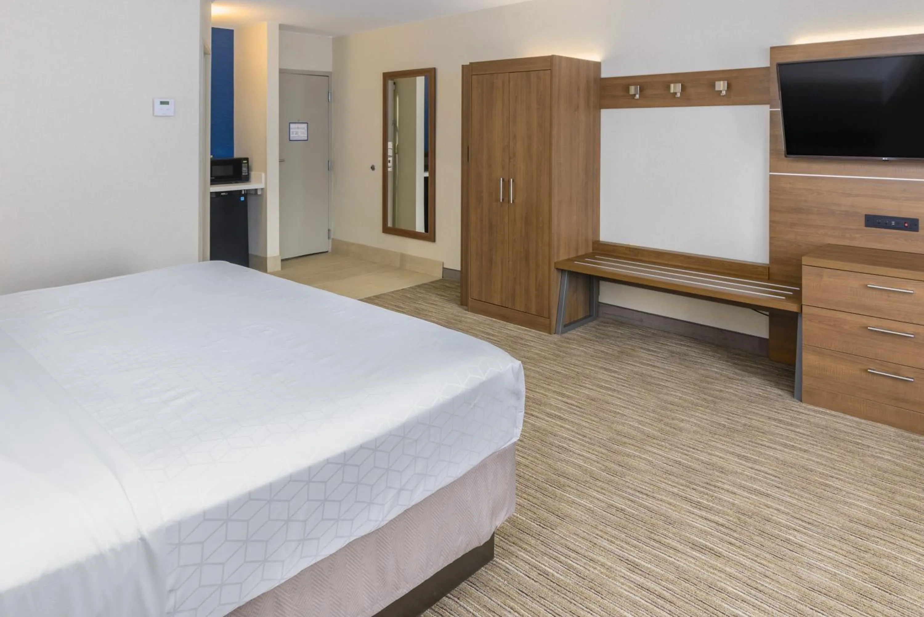 Photo of the whole room, Bed in Holiday Inn Express Southington by IHG