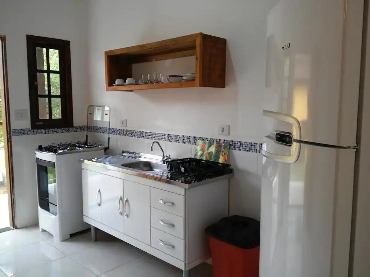Kitchen or kitchenette in Chalés Azuleto - Ilhabela