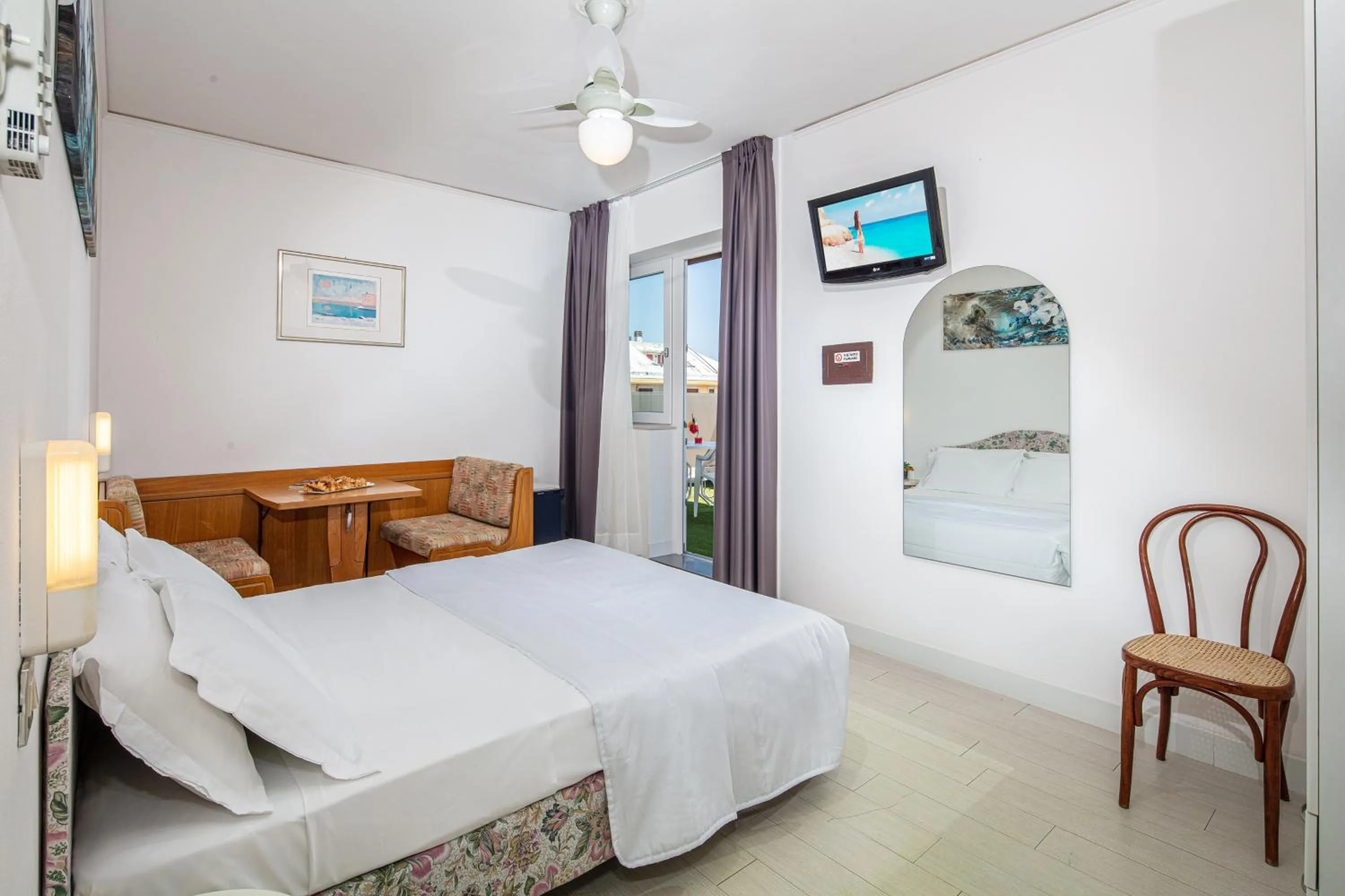 Photo of the whole room, Bed in Hotel Alexander