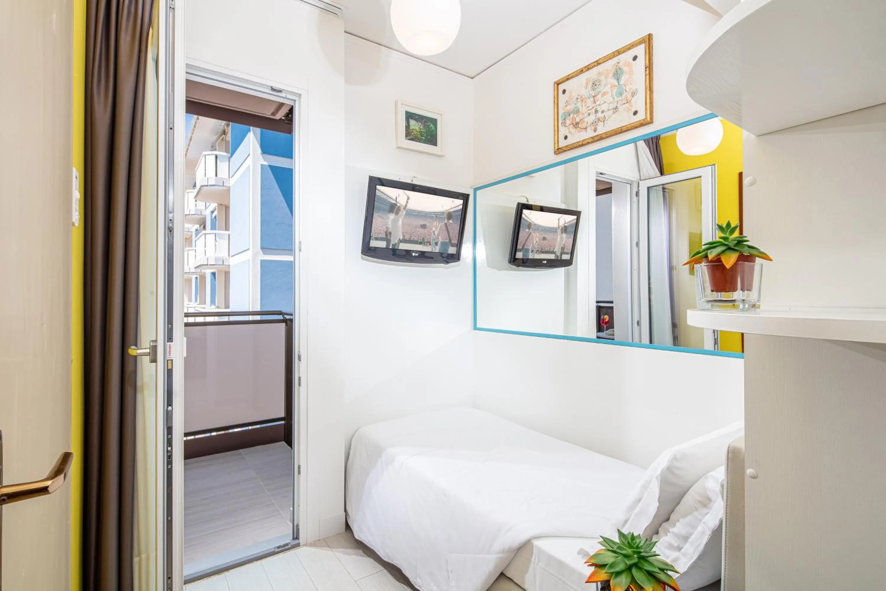 Photo of the whole room, Bed in Hotel Alexander