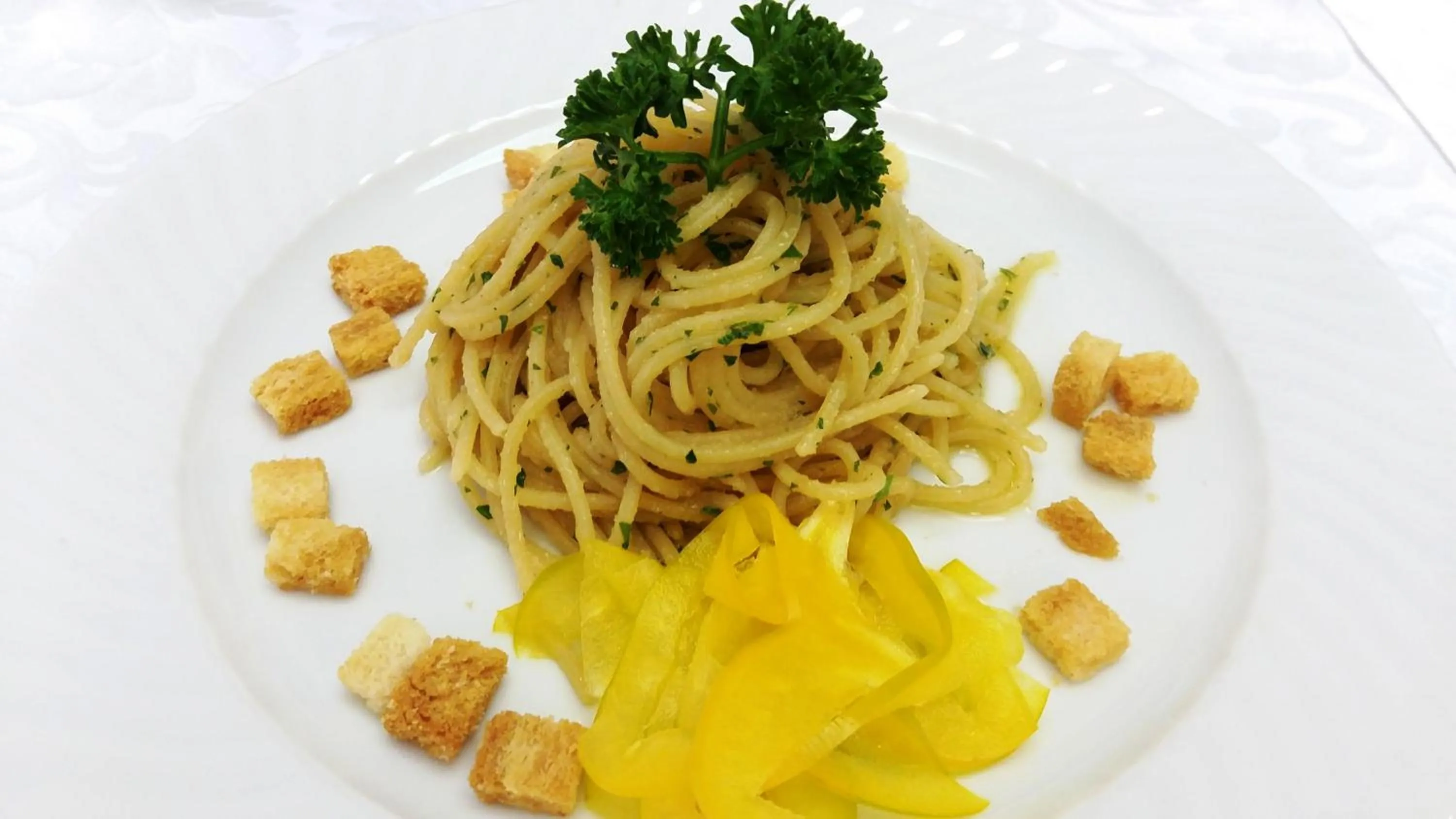 Restaurant/places to eat in Hotel Alexander