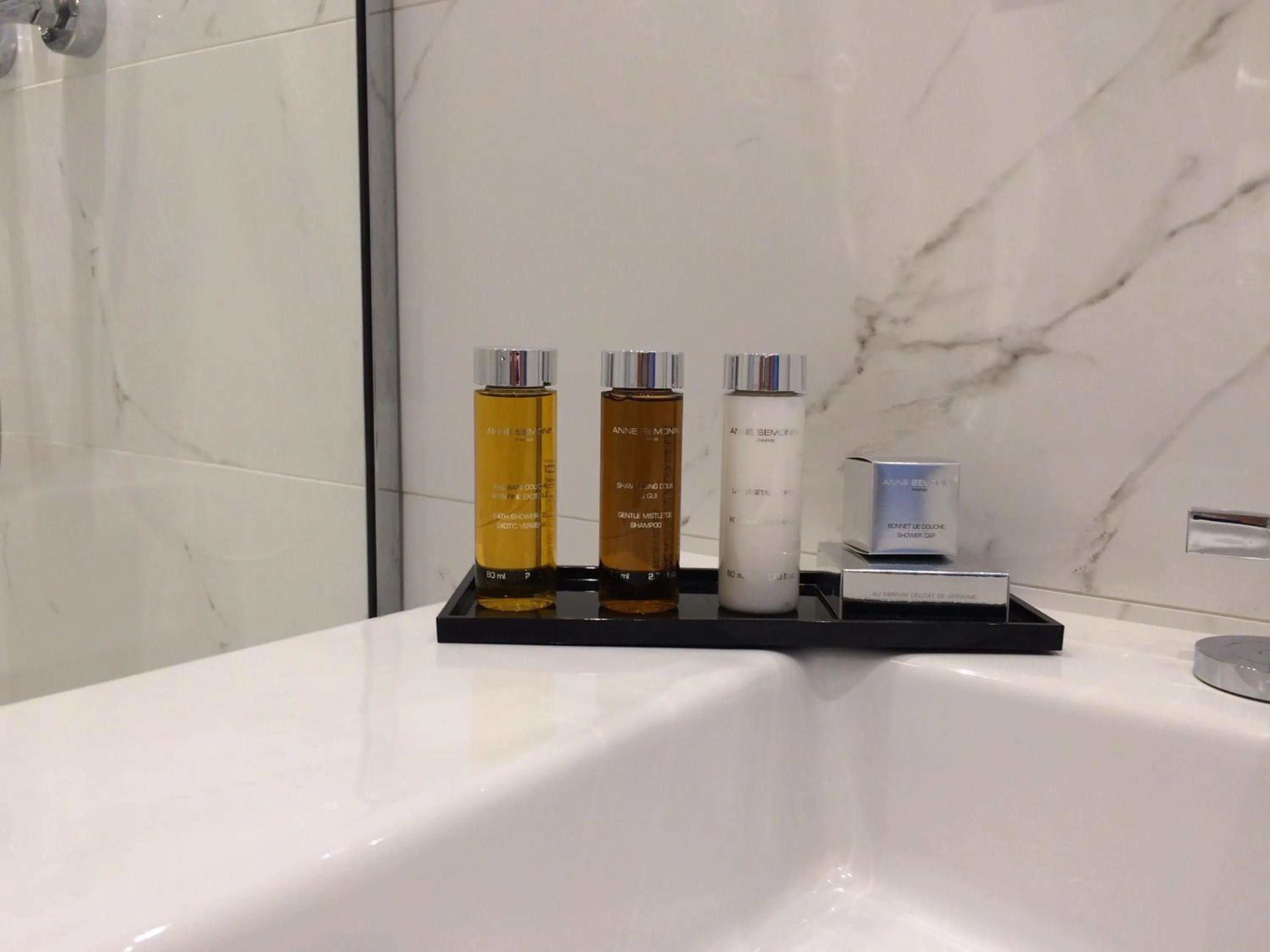 Bathroom in Relais12bis Bed & Breakfast By Eiffel Tower