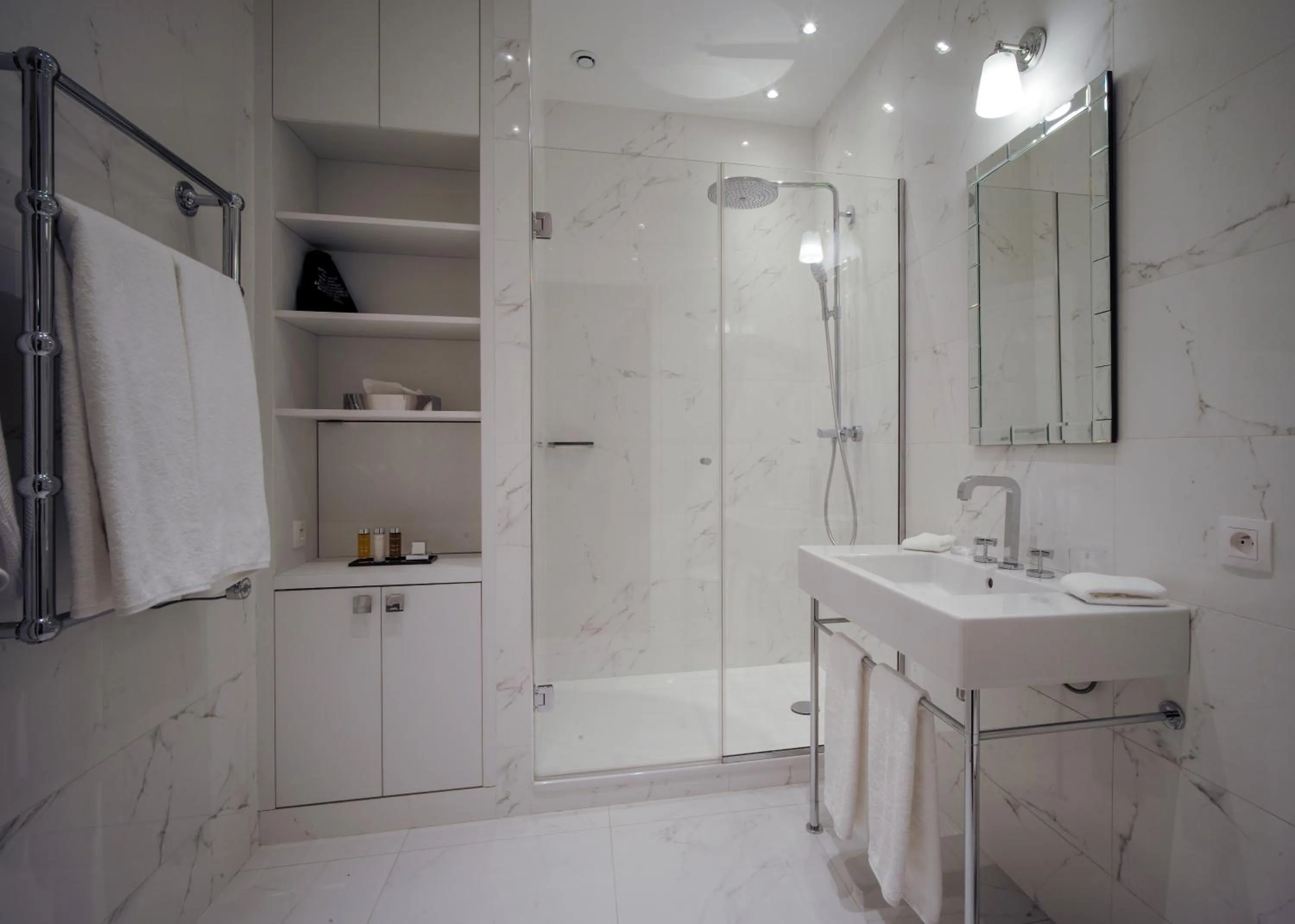 Bathroom in Relais12bis Bed & Breakfast By Eiffel Tower