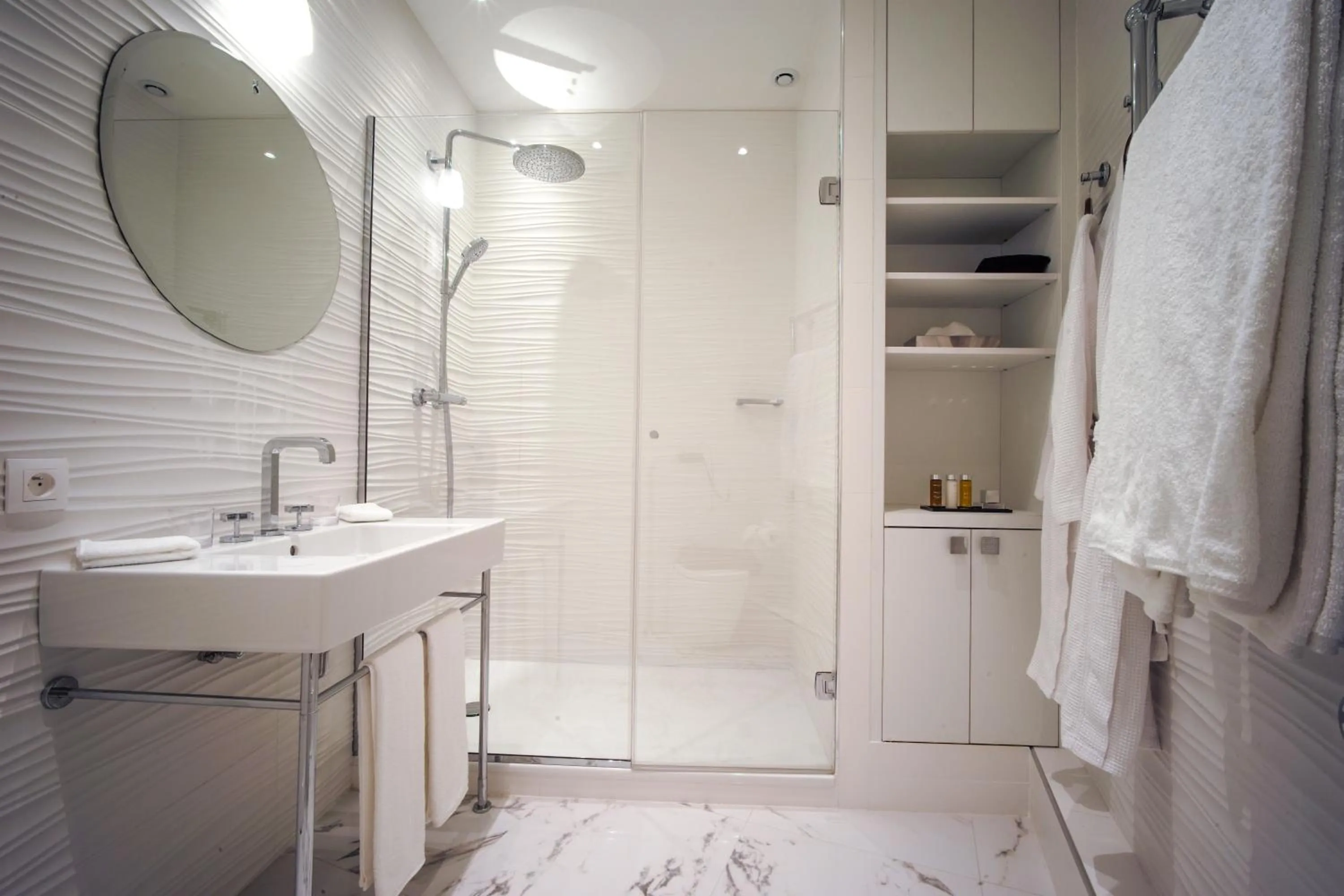 Bathroom in Relais12bis Bed & Breakfast By Eiffel Tower