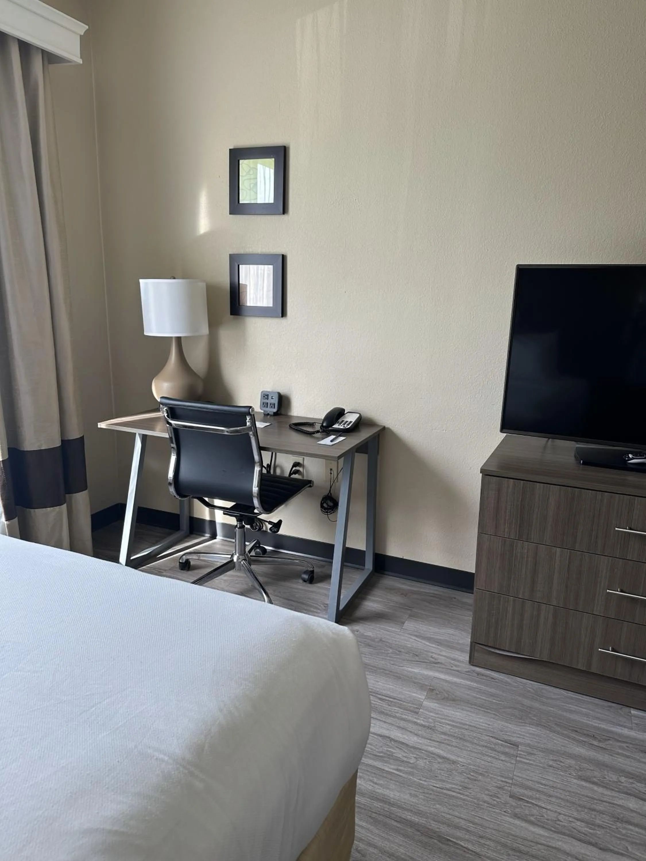 TV and multimedia, Bed in Comfort Suites Sawgrass