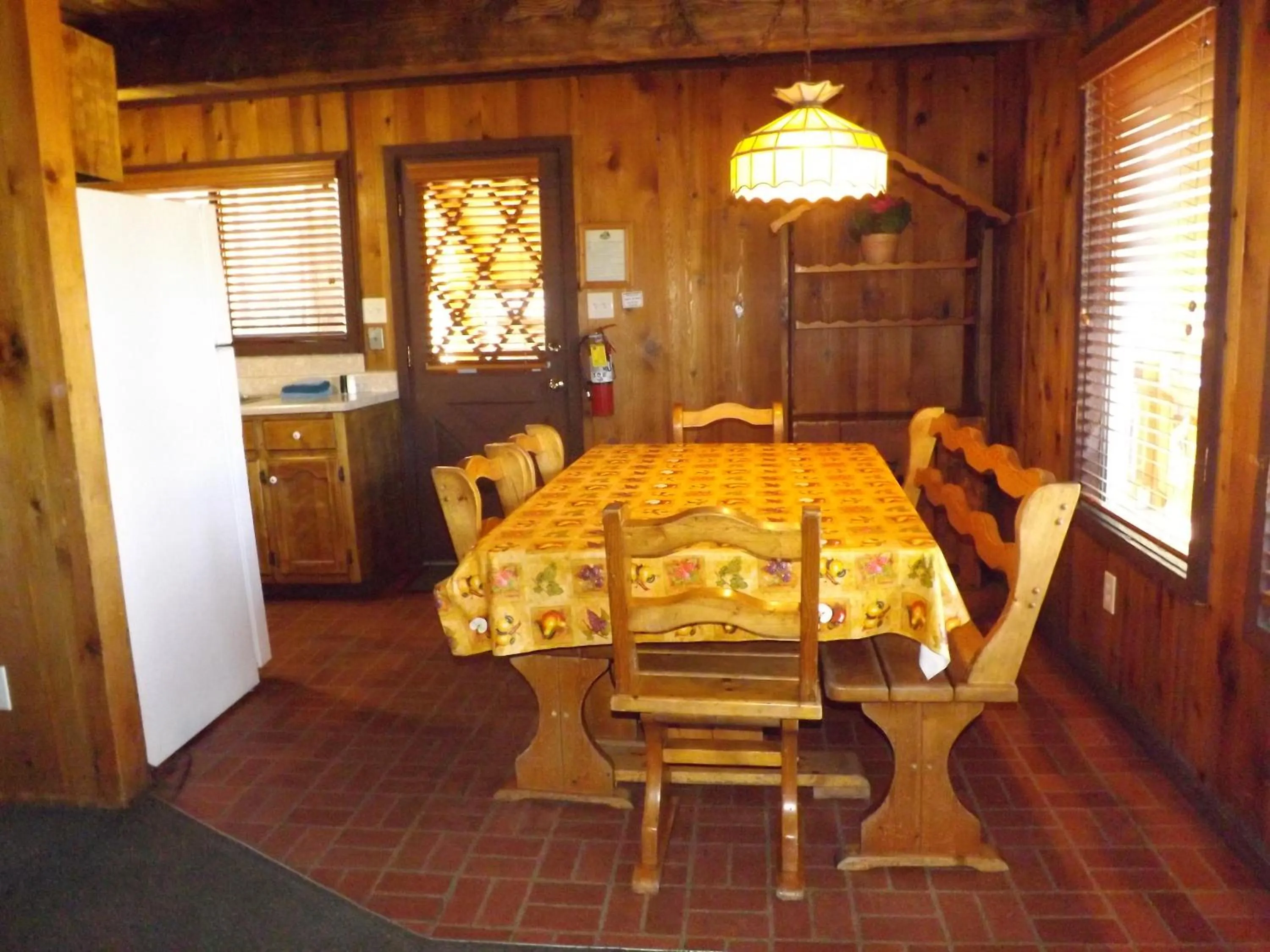 Dining area in Arizona Mountain Inn & Cabins