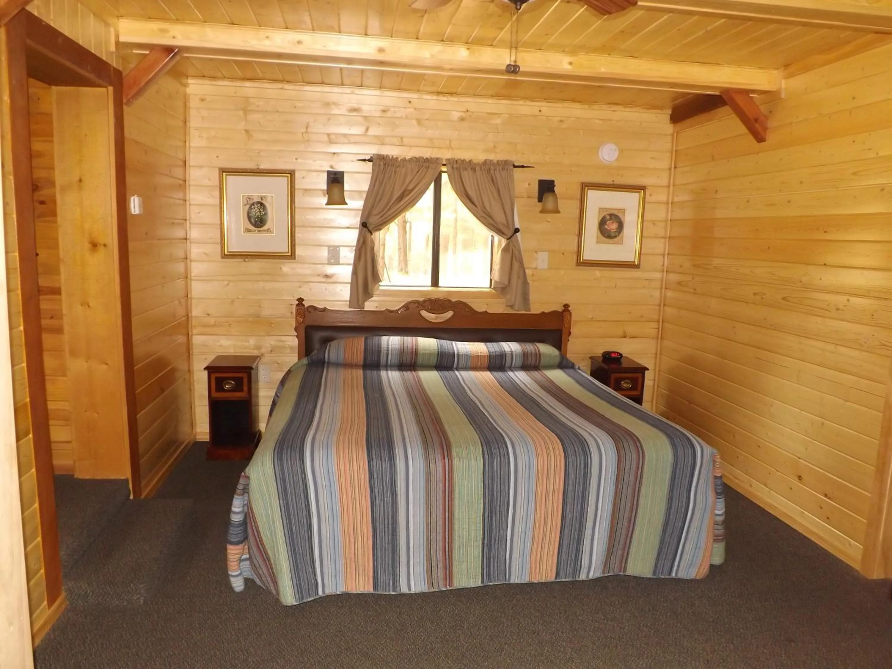 Bed in Arizona Mountain Inn & Cabins