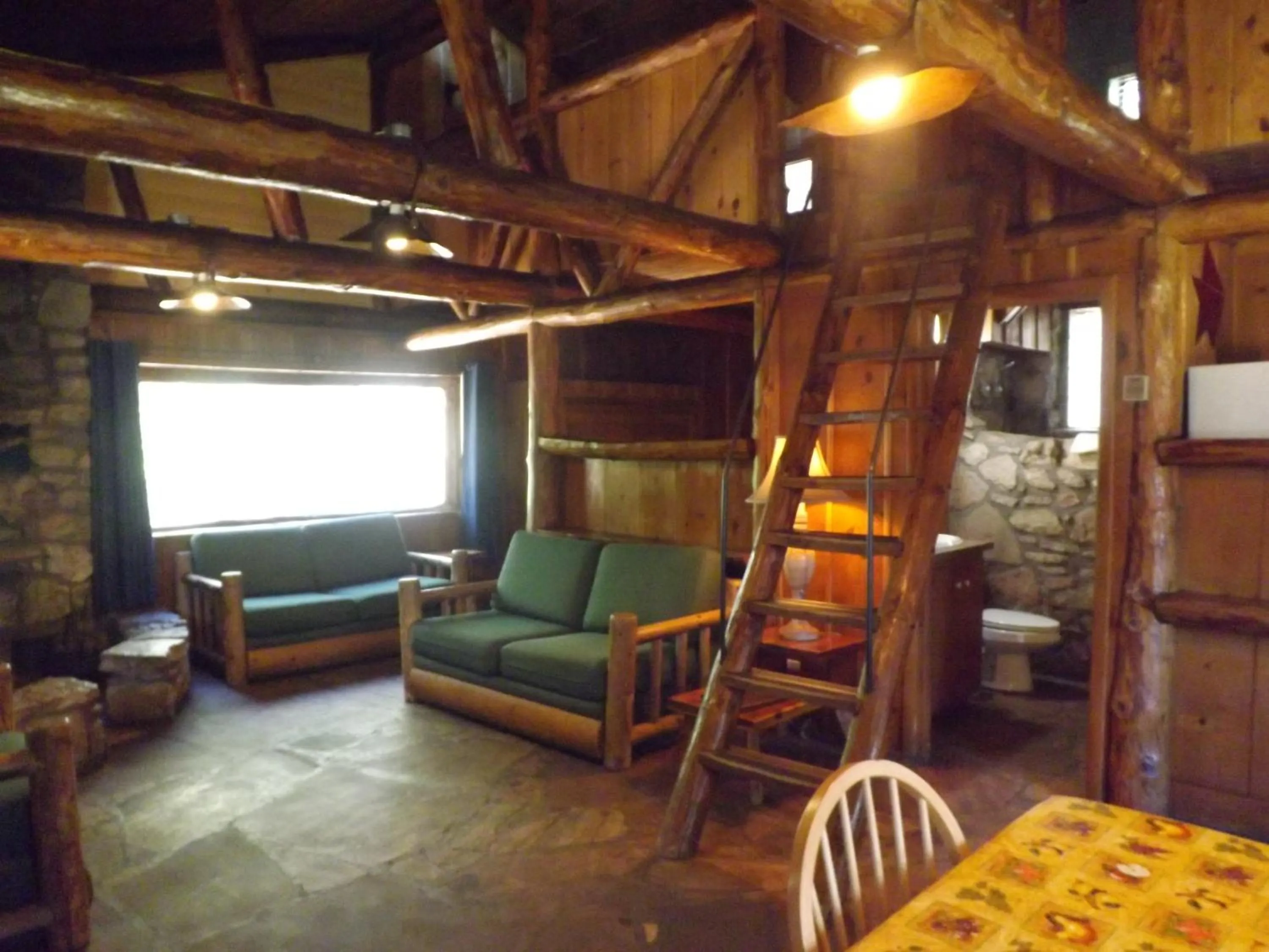 Living room in Arizona Mountain Inn & Cabins