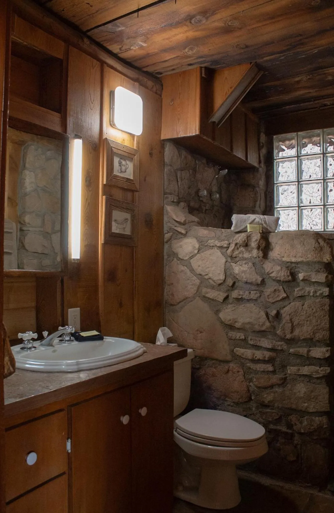 Bathroom in Arizona Mountain Inn & Cabins