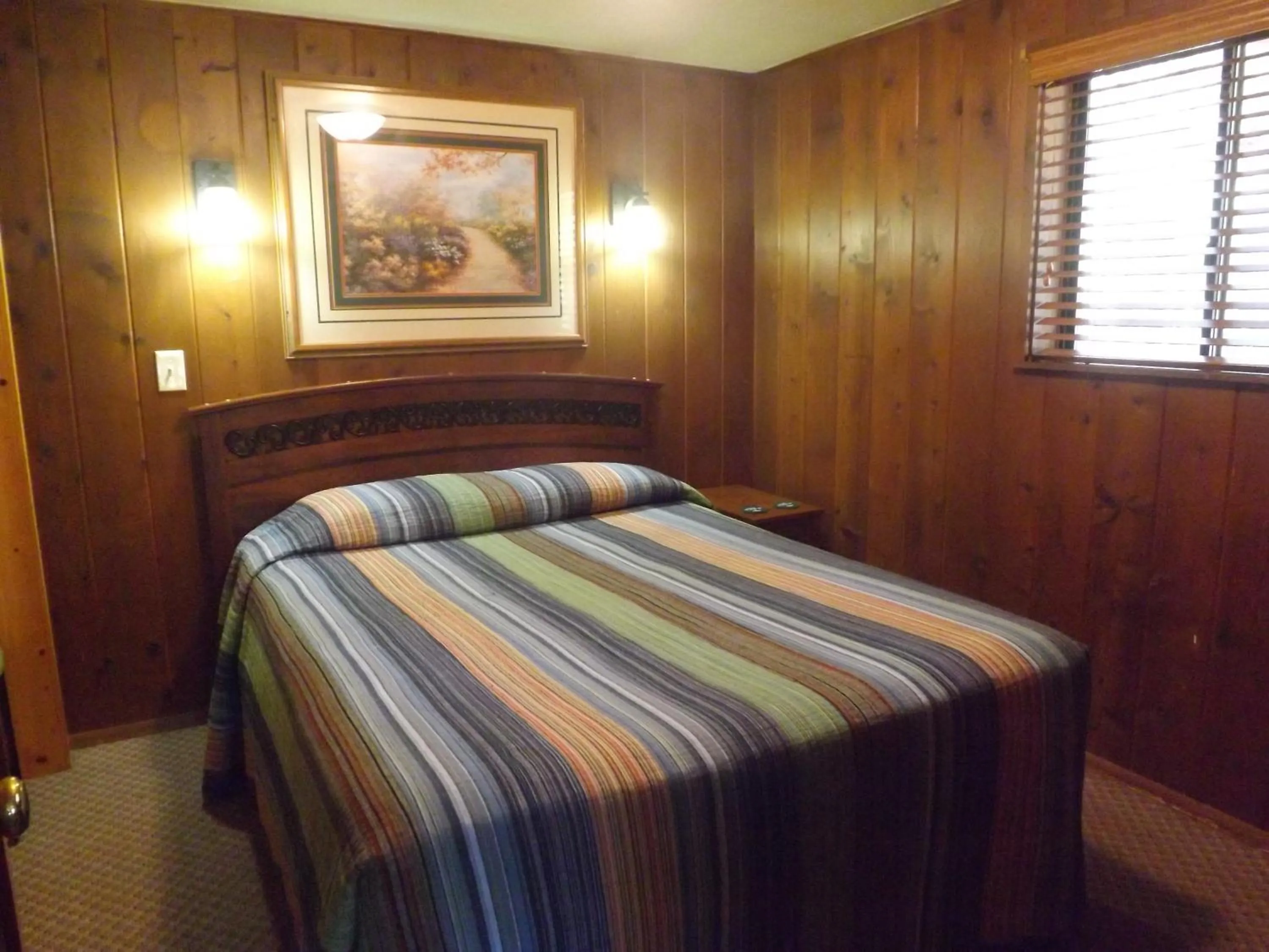 Bed in Arizona Mountain Inn & Cabins