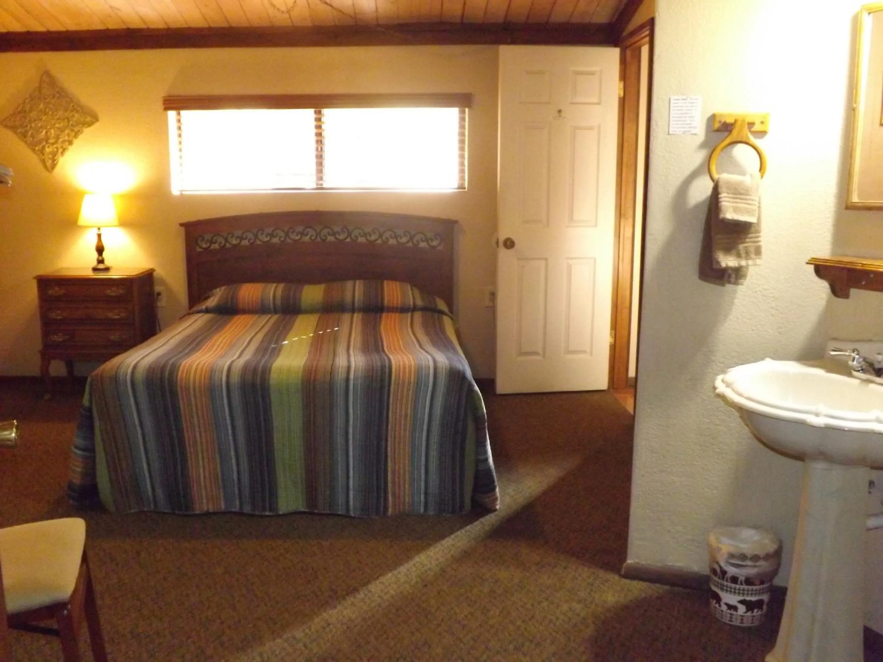 Bedroom, Bed in Arizona Mountain Inn & Cabins
