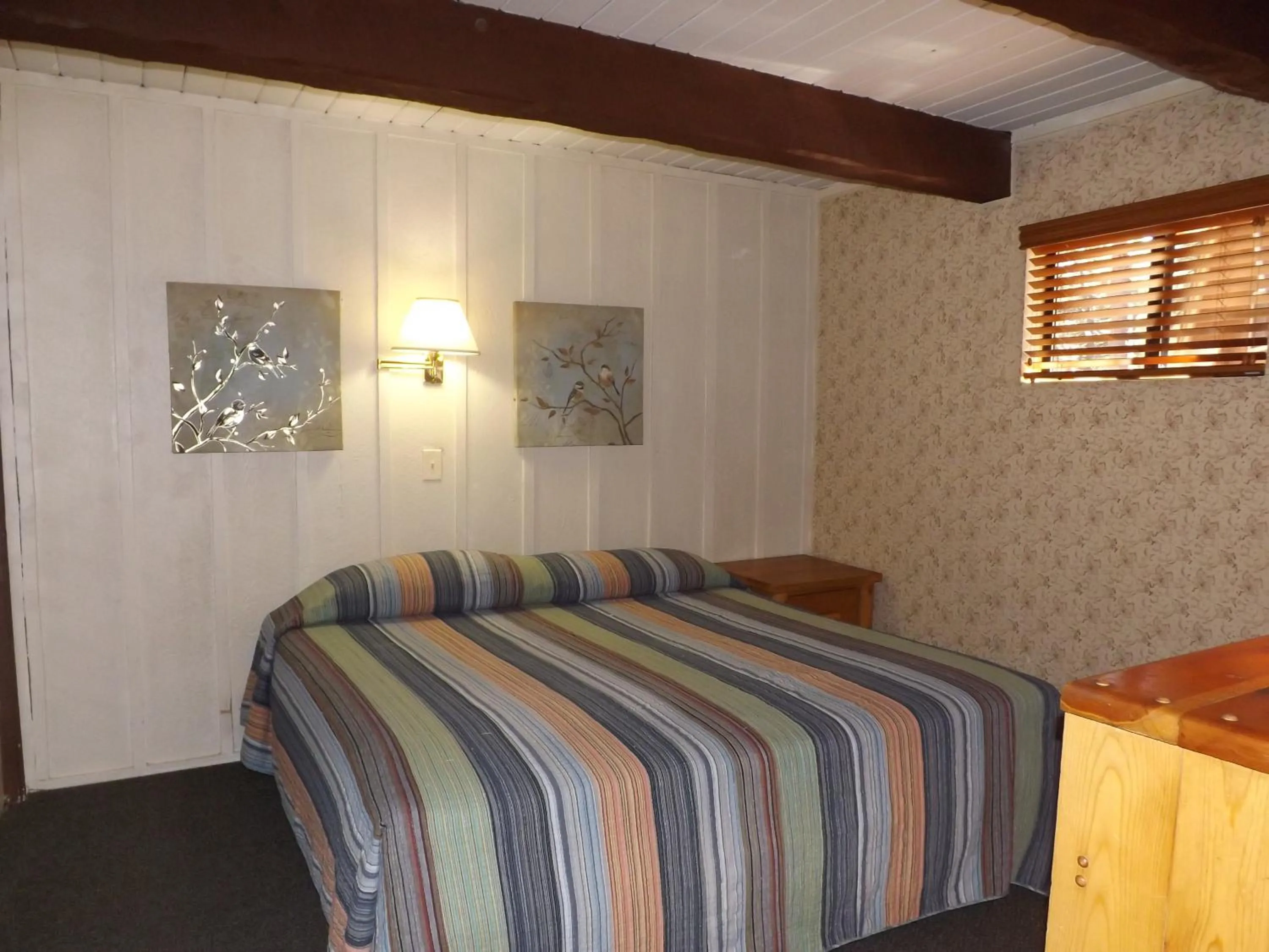 Bed in Arizona Mountain Inn & Cabins