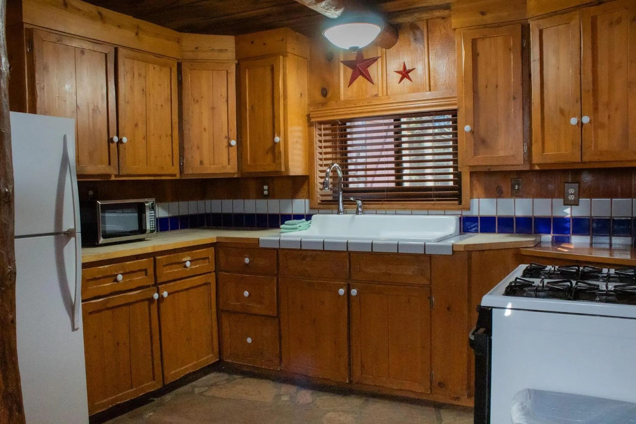 kitchen in Arizona Mountain Inn & Cabins