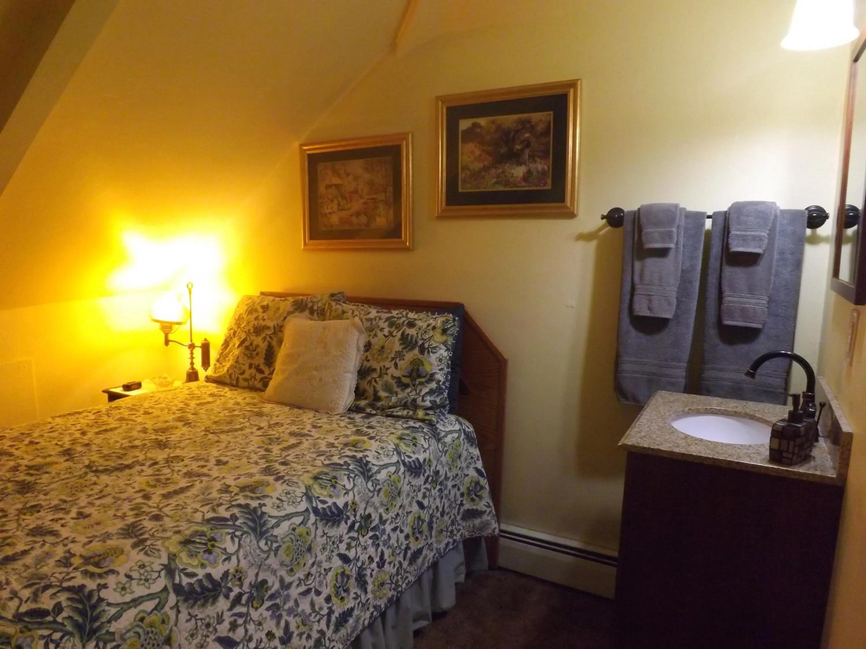 Bed in Arizona Mountain Inn & Cabins