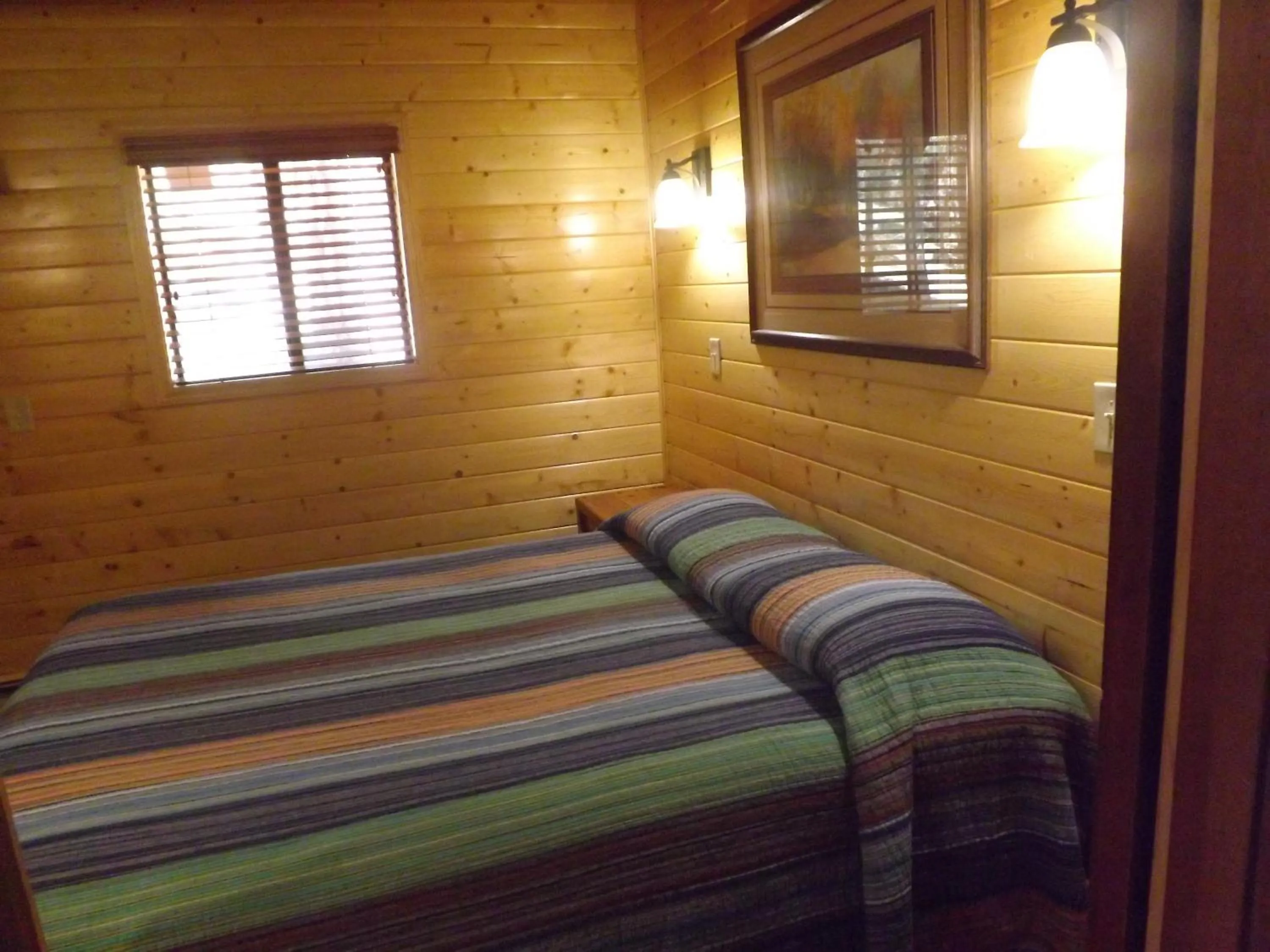 Bed in Arizona Mountain Inn & Cabins