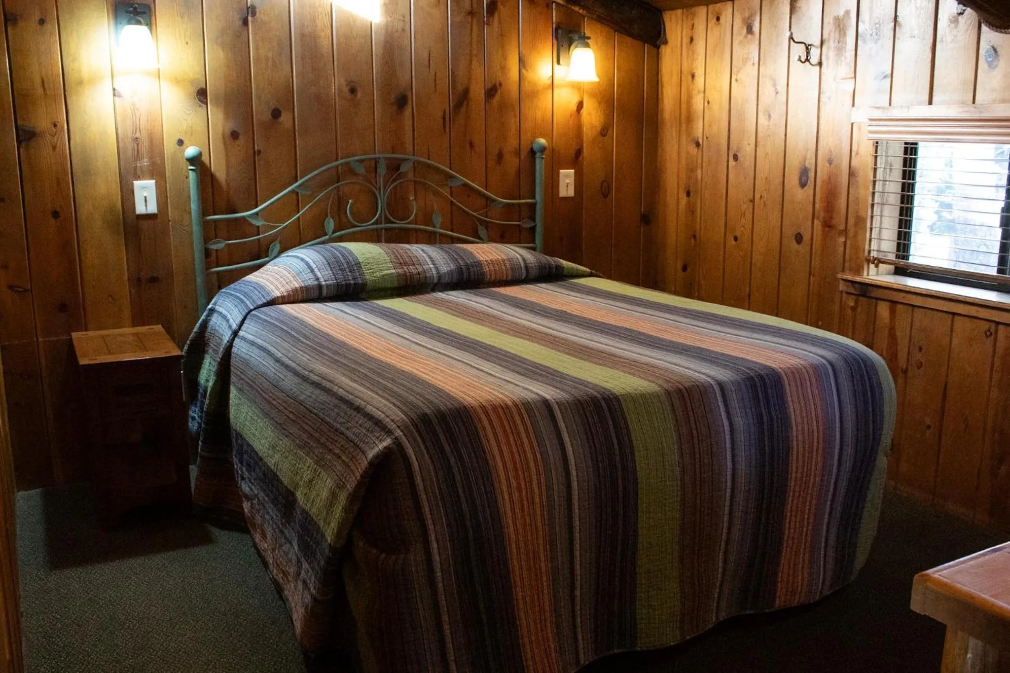 Bed in Arizona Mountain Inn & Cabins