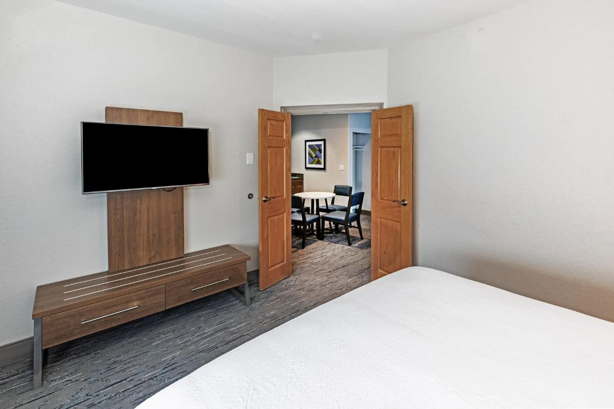 Photo of the whole room, Bed in Holiday Inn Express & Suites Tulsa S Broken Arrow Hwy 51 by IHG