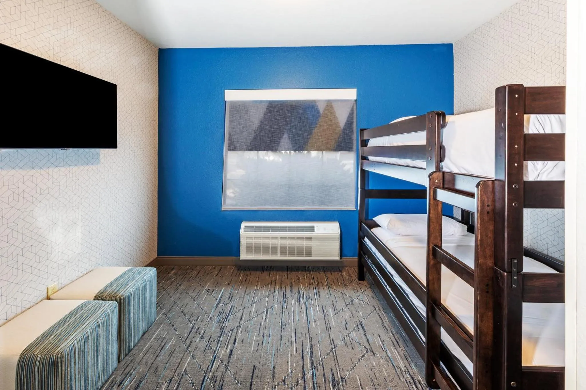 Photo of the whole room, Bed in Holiday Inn Express & Suites Tulsa S Broken Arrow Hwy 51 by IHG