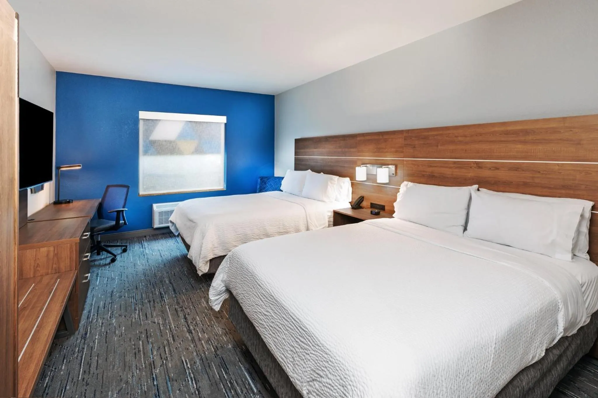 Photo of the whole room, Bed in Holiday Inn Express & Suites Tulsa S Broken Arrow Hwy 51 by IHG