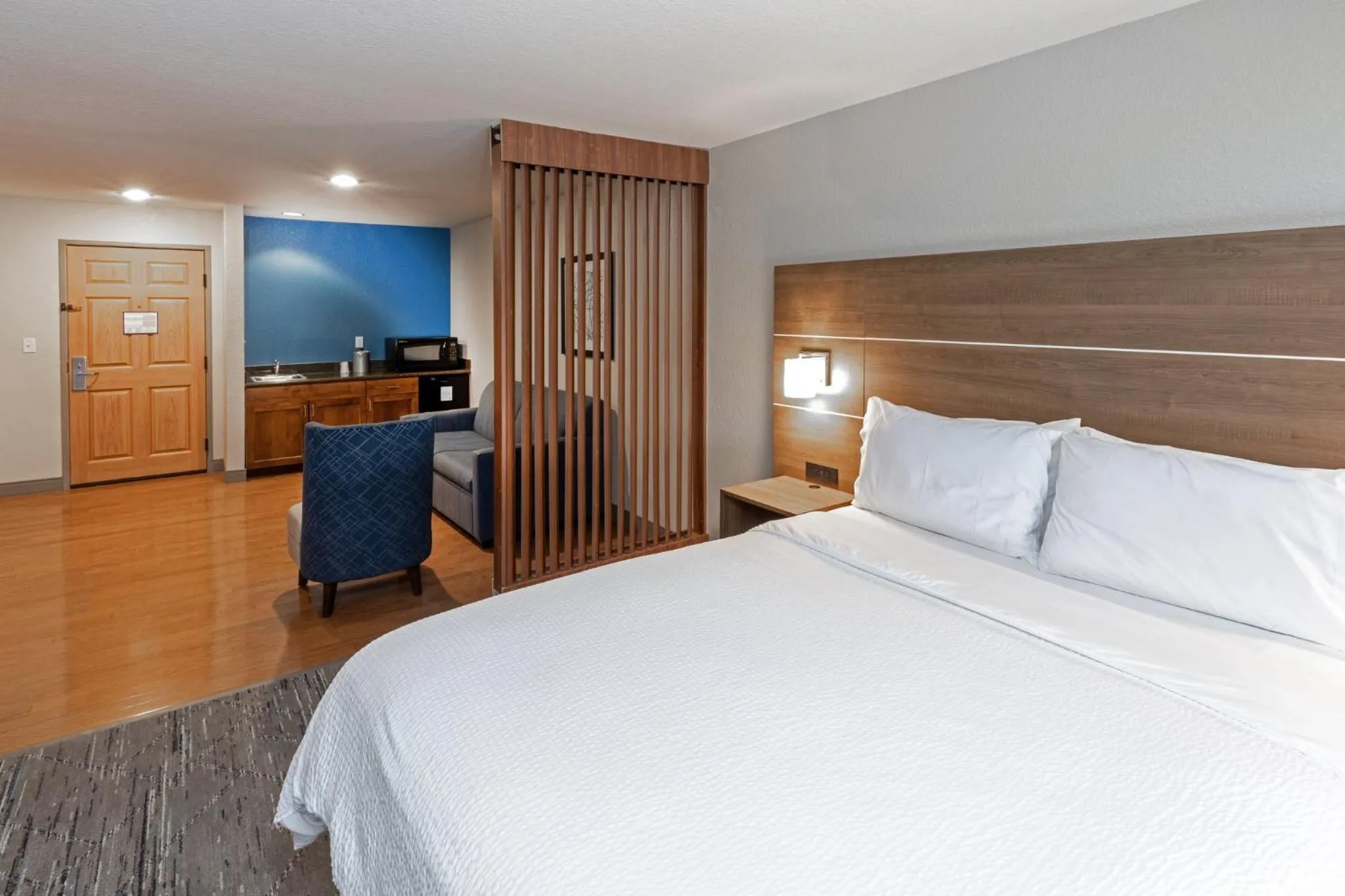 Photo of the whole room, Bed in Holiday Inn Express & Suites Tulsa S Broken Arrow Hwy 51 by IHG