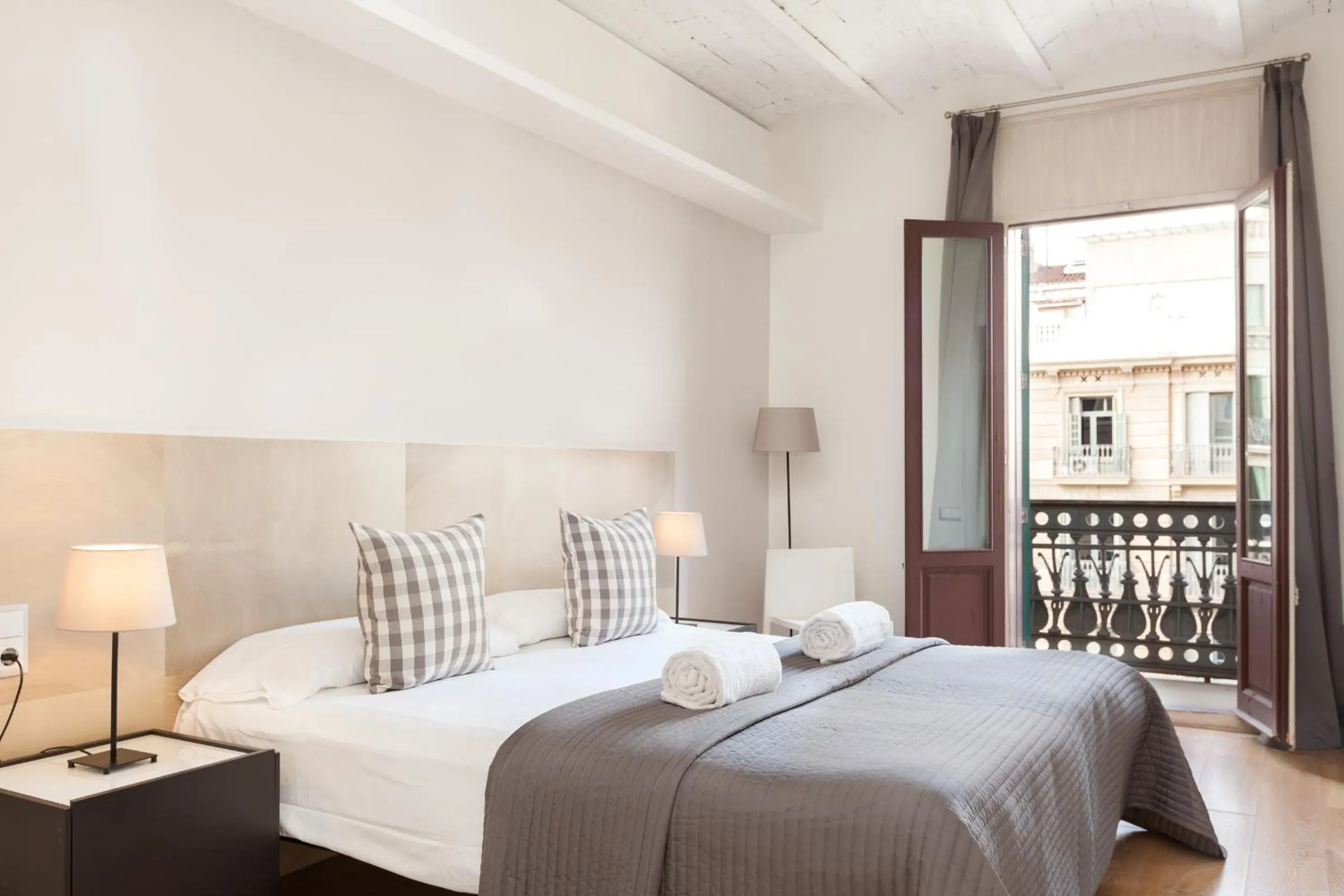 Bedroom, Bed in Rent Top Apartments Rambla Catalunya