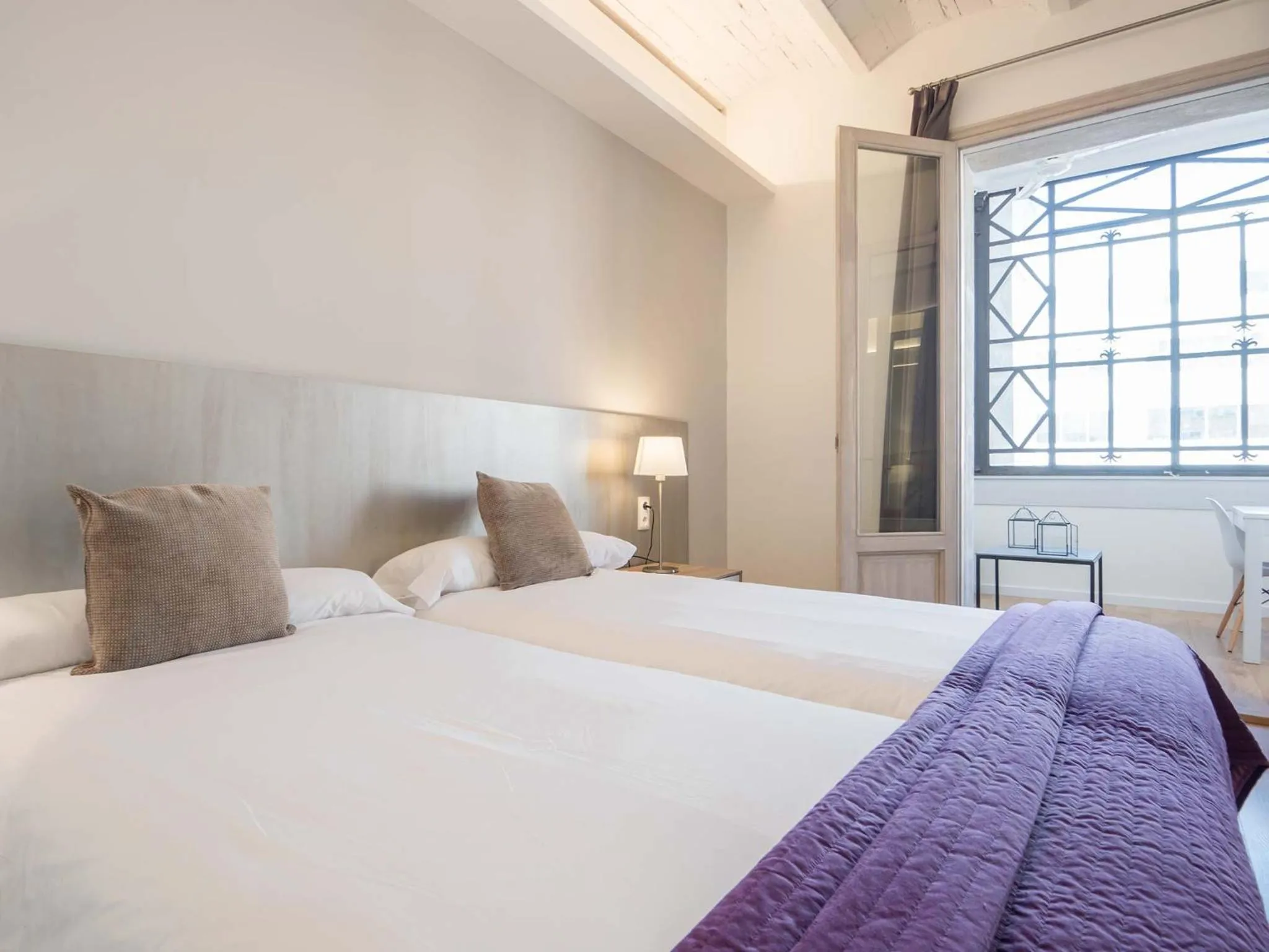 Photo of the whole room, Bed in Rent Top Apartments Rambla Catalunya