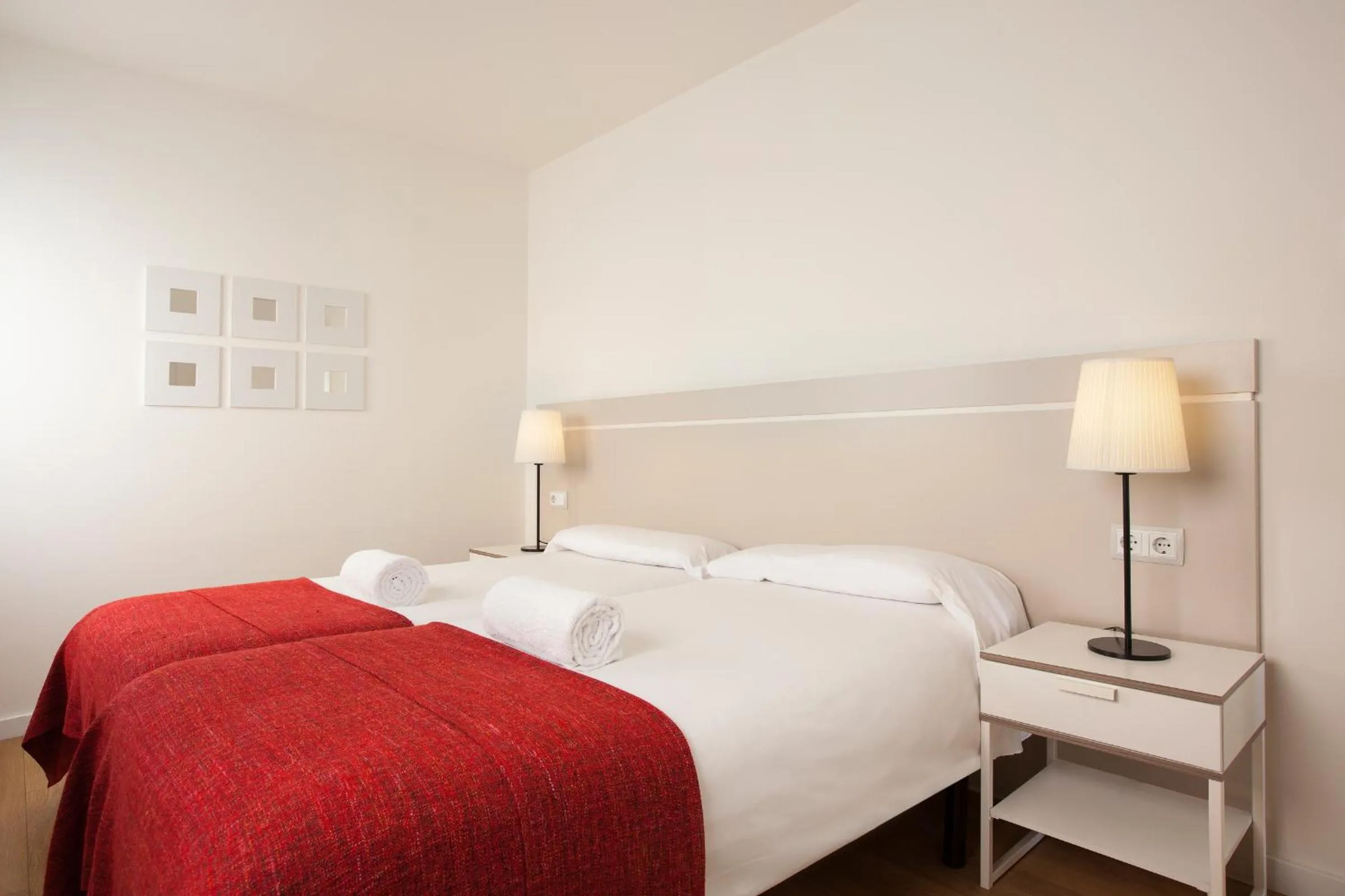 Bedroom, Bed in Rent Top Apartments Rambla Catalunya